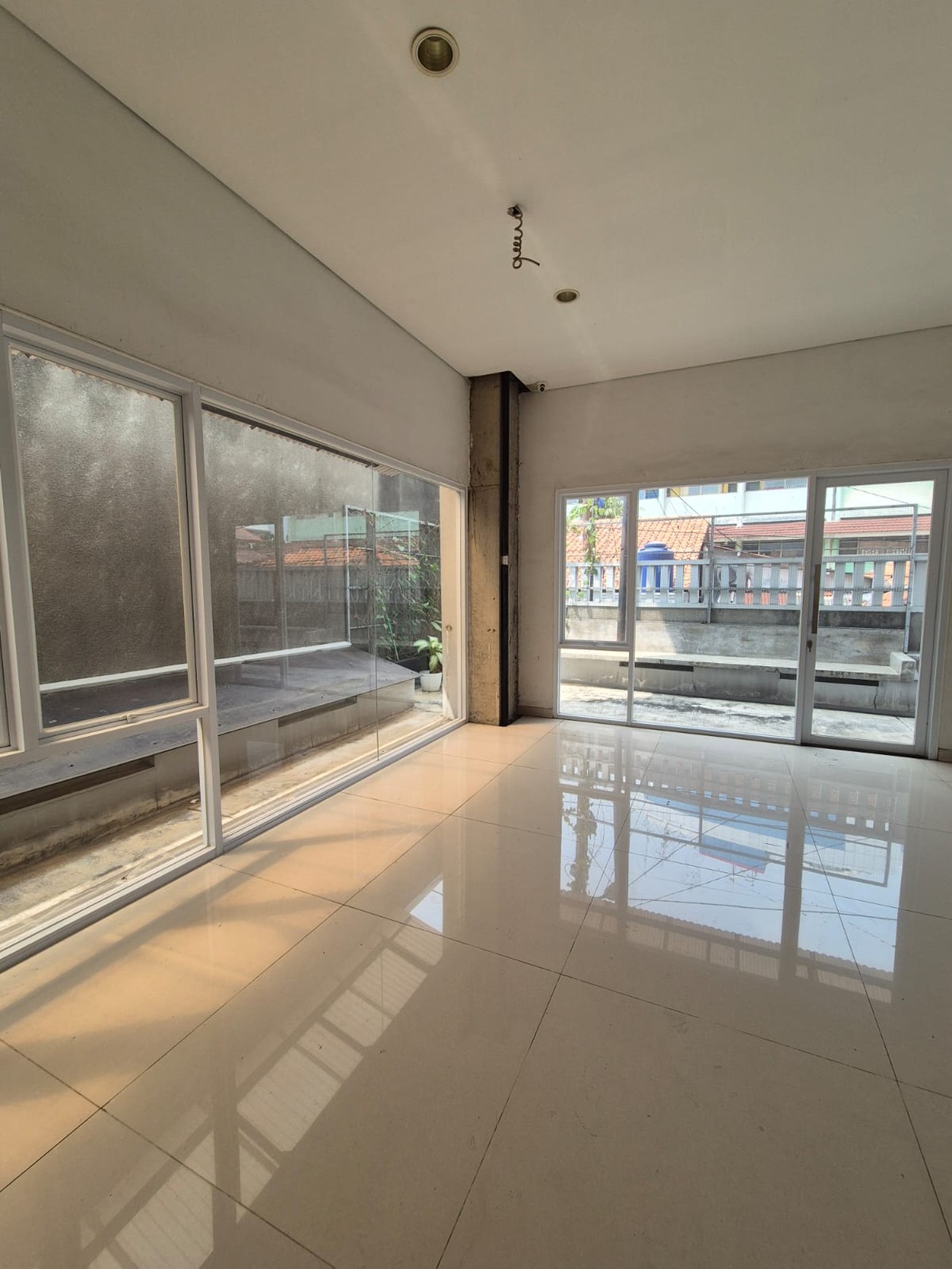 Dijual gedung terawat 4 lantai di daerah perkantoran jalan raya kebayoran lama jakarta selatan