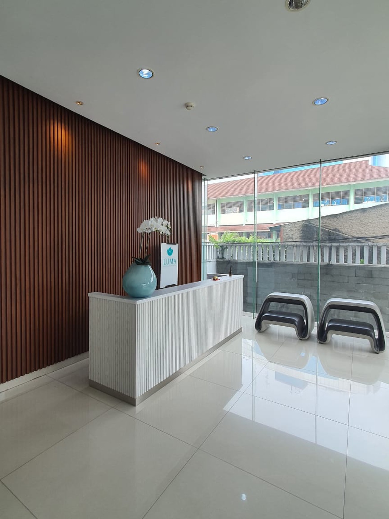 Dijual gedung terawat 4 lantai di daerah perkantoran jalan raya kebayoran lama jakarta selatan