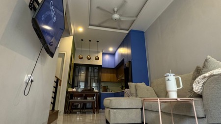 Rumah Cantik Full Furnised 3 Lantai di Jakarta Selatan dengan KT 3+1 dan KM 3+1ada Rooftop dan Sudah SHM