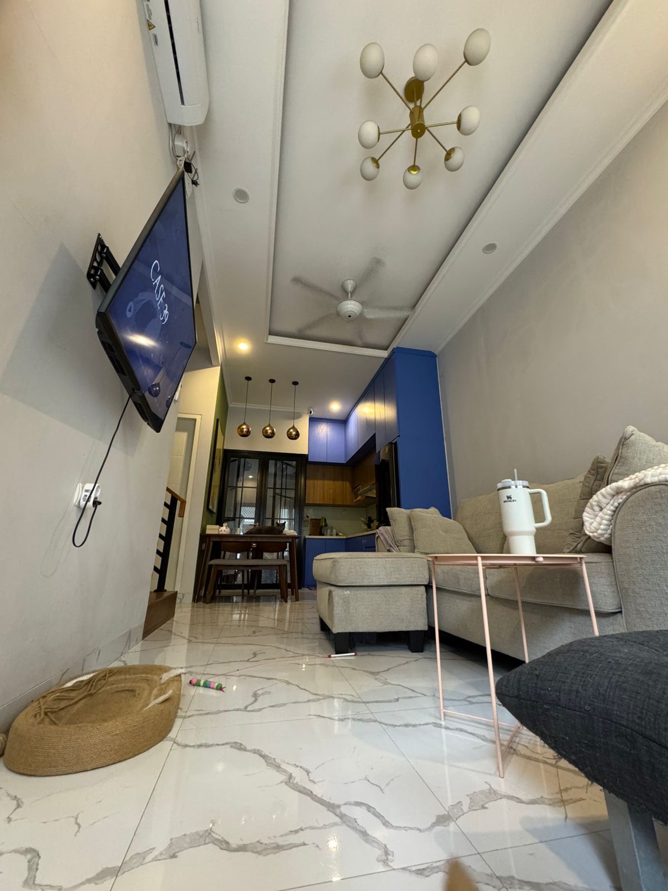 Rumah Cantik Full Furnised 3 Lantai di Jakarta Selatan dengan KT 3+1 dan KM 3+1ada Rooftop dan Sudah SHM