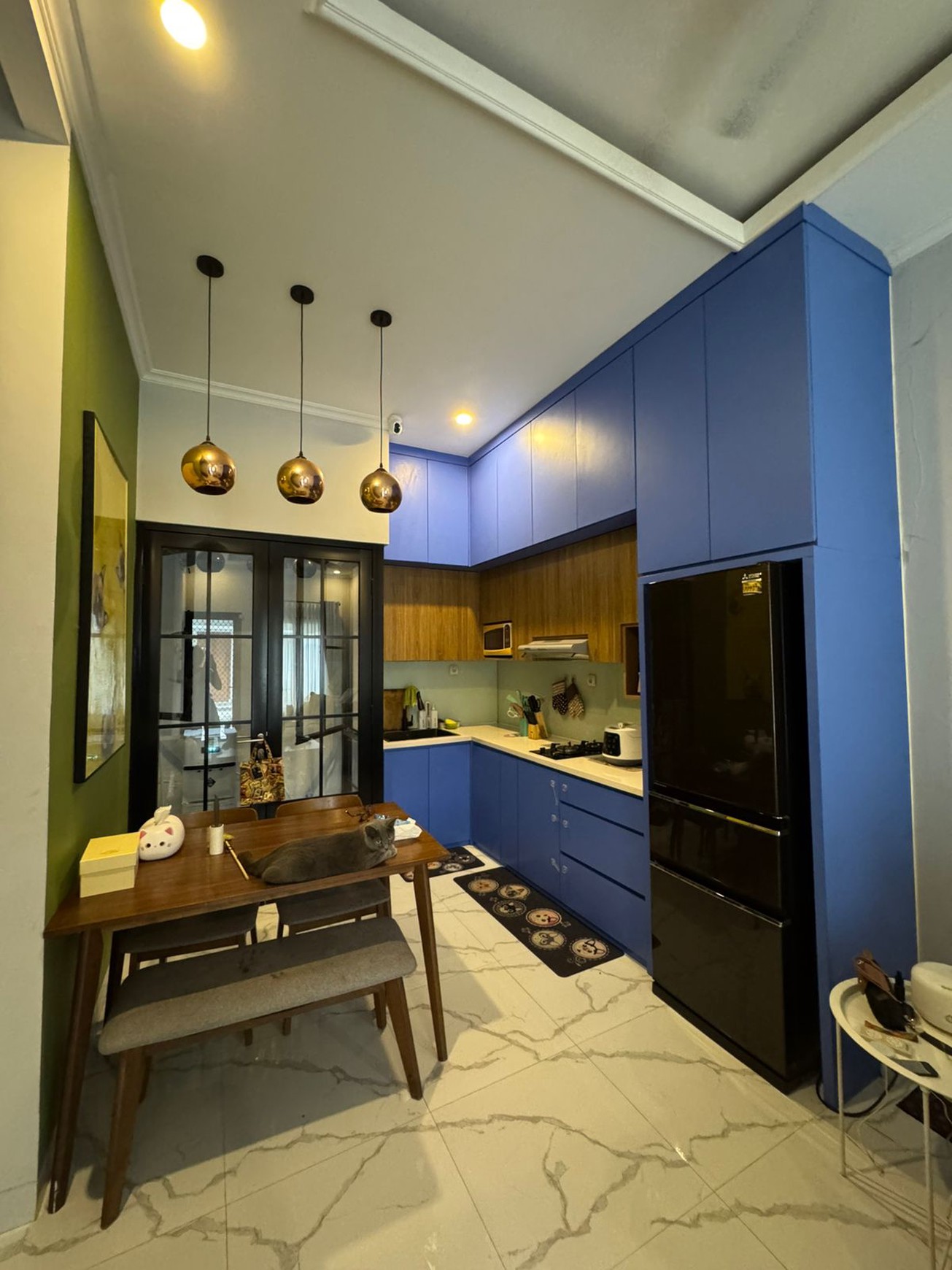 Rumah Cantik Full Furnised 3 Lantai di Jakarta Selatan dengan KT 3+1 dan KM 3+1ada Rooftop dan Sudah SHM