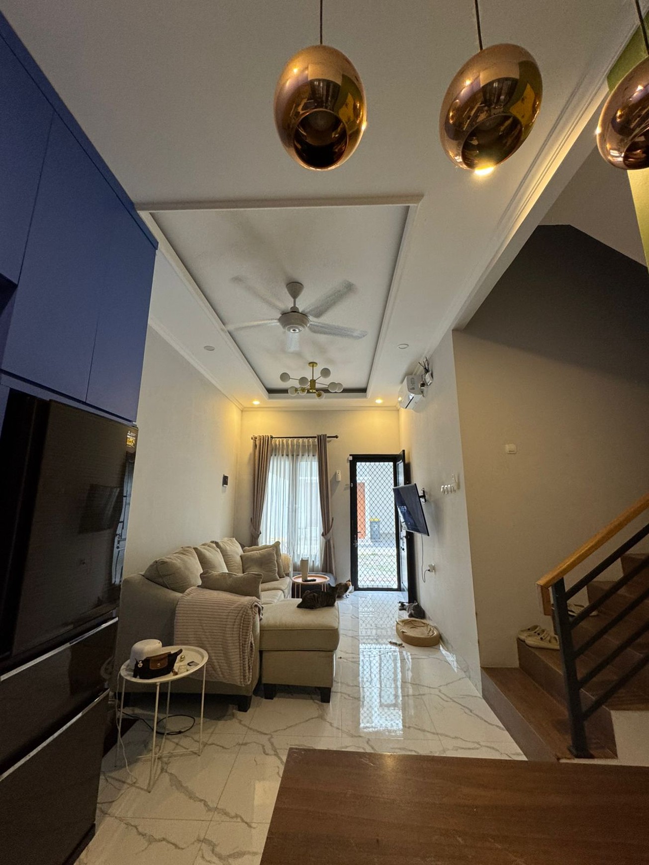 Rumah Cantik Full Furnised 3 Lantai di Jakarta Selatan dengan KT 3+1 dan KM 3+1ada Rooftop dan Sudah SHM