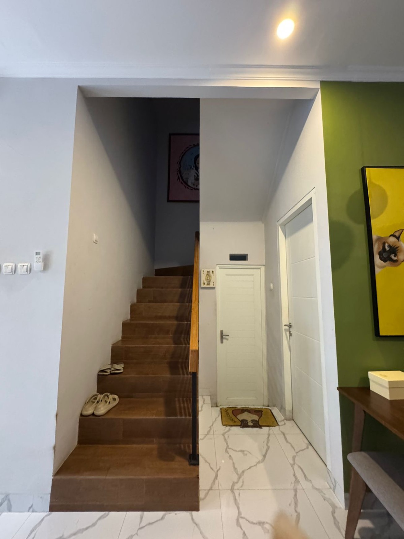Rumah Cantik Full Furnised 3 Lantai di Jakarta Selatan dengan KT 3+1 dan KM 3+1ada Rooftop dan Sudah SHM