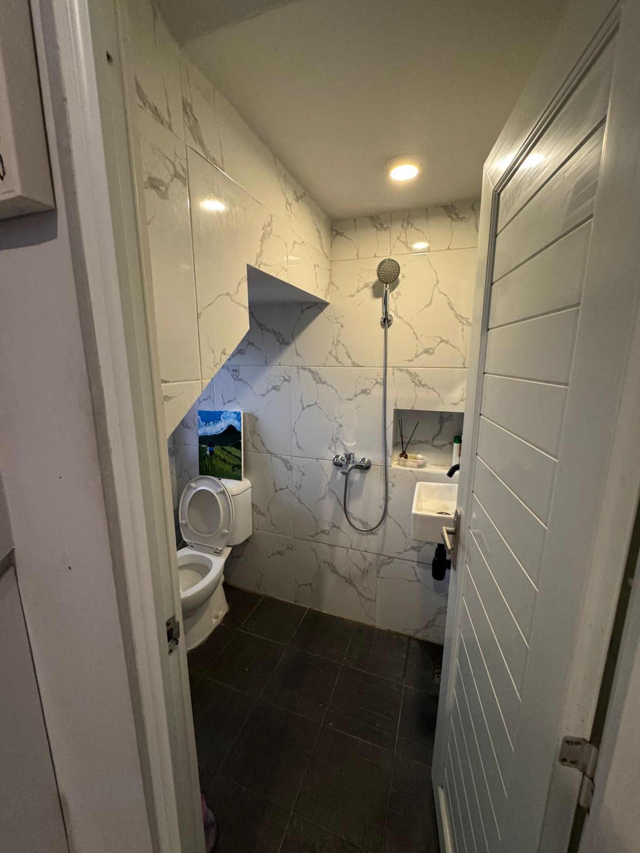 Rumah Cantik Full Furnised 3 Lantai di Jakarta Selatan dengan KT 3+1 dan KM 3+1ada Rooftop dan Sudah SHM