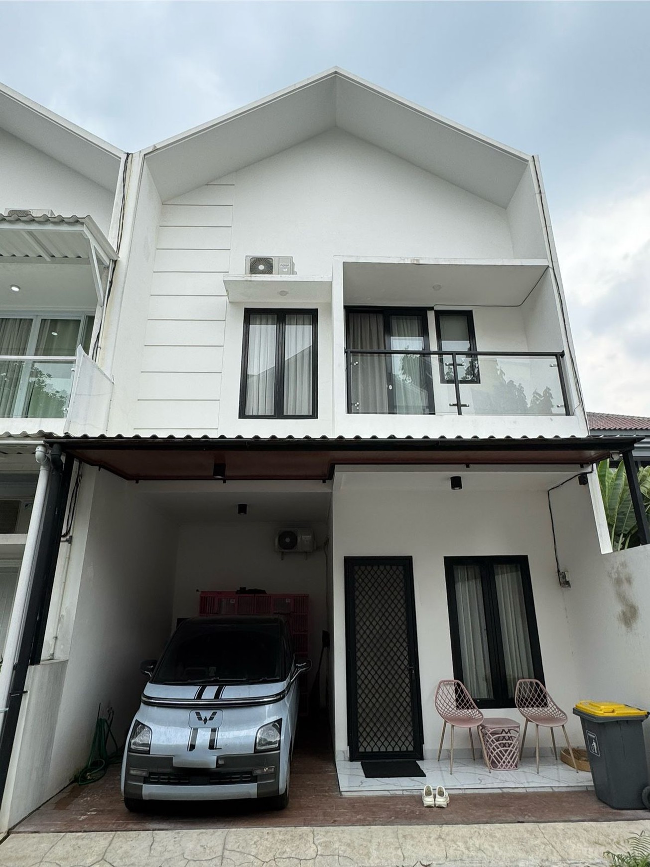 Rumah Cantik Full Furnised 3 Lantai di Jakarta Selatan dengan KT 3+1 dan KM 3+1ada Rooftop dan Sudah SHM