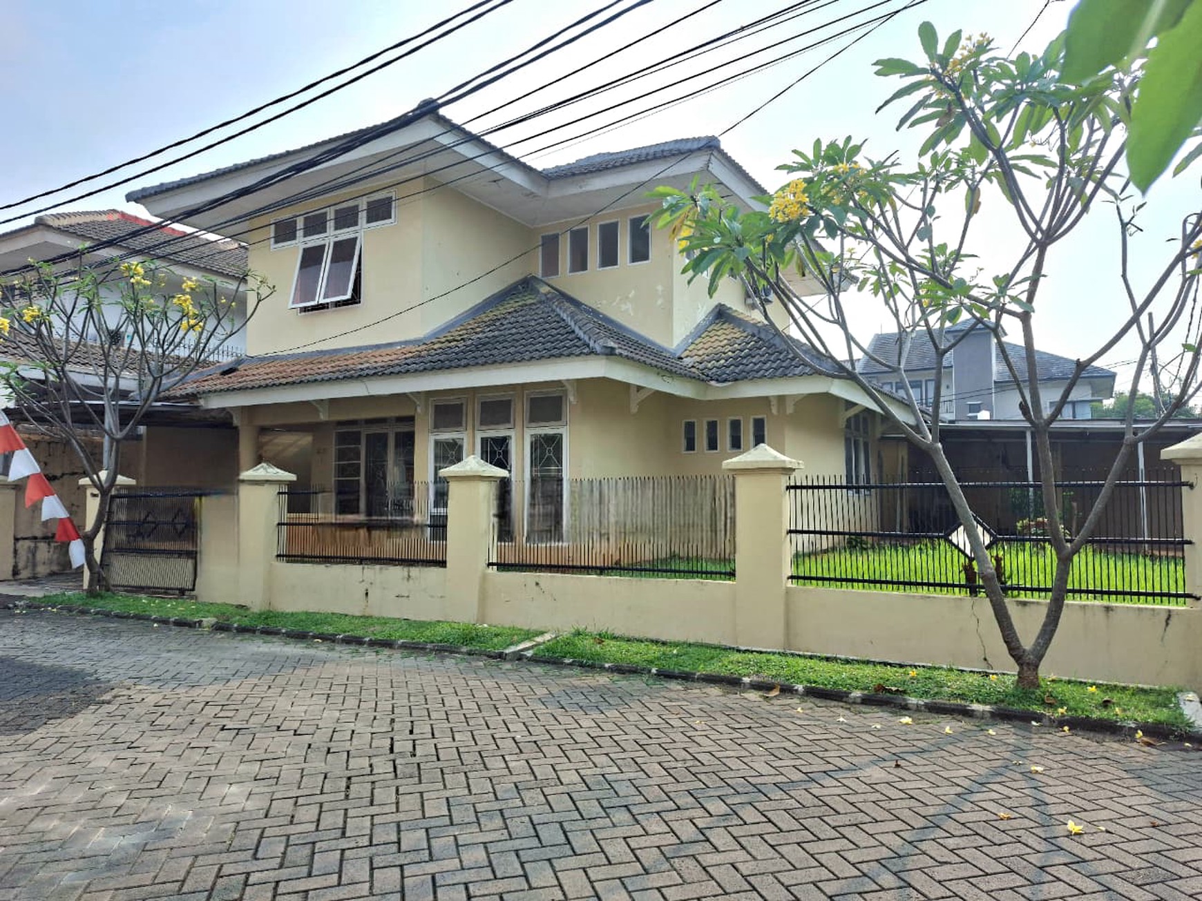 Dijual Rumah Siap Huni di Graha Bintaro dengan Luas 342 m2 dan Bangunan 200 m2 SHM Posisi HOOK