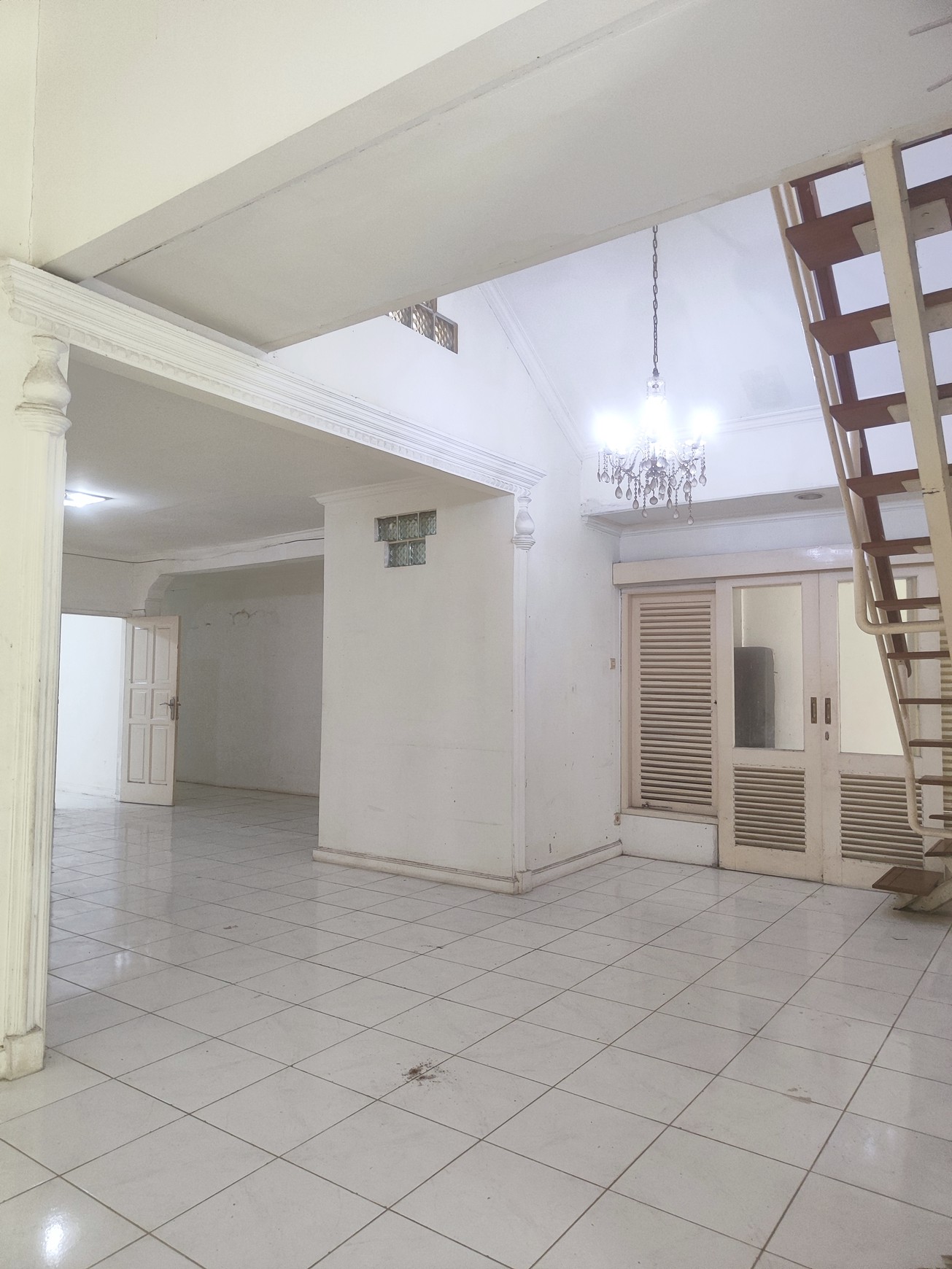 Di Jual Rumah Bersih di Ciputat SHM dengan Luas 185 m2 dan Bangunan 150 m2
