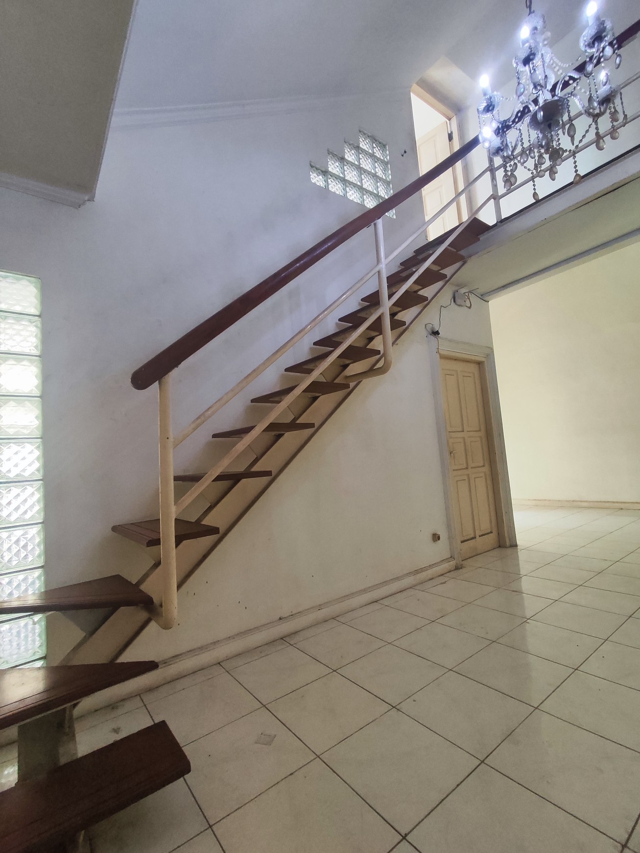 Di Jual Rumah Bersih di Ciputat SHM dengan Luas 185 m2 dan Bangunan 150 m2