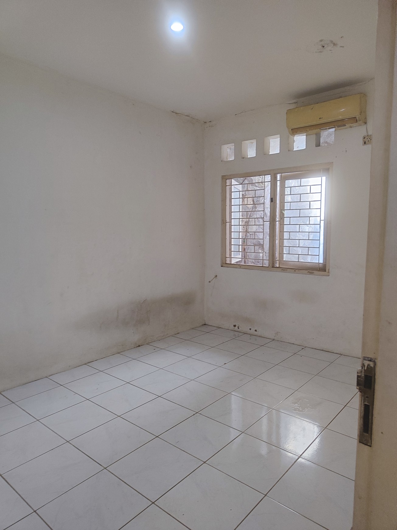 Di Jual Rumah Bersih di Ciputat SHM dengan Luas 185 m2 dan Bangunan 150 m2