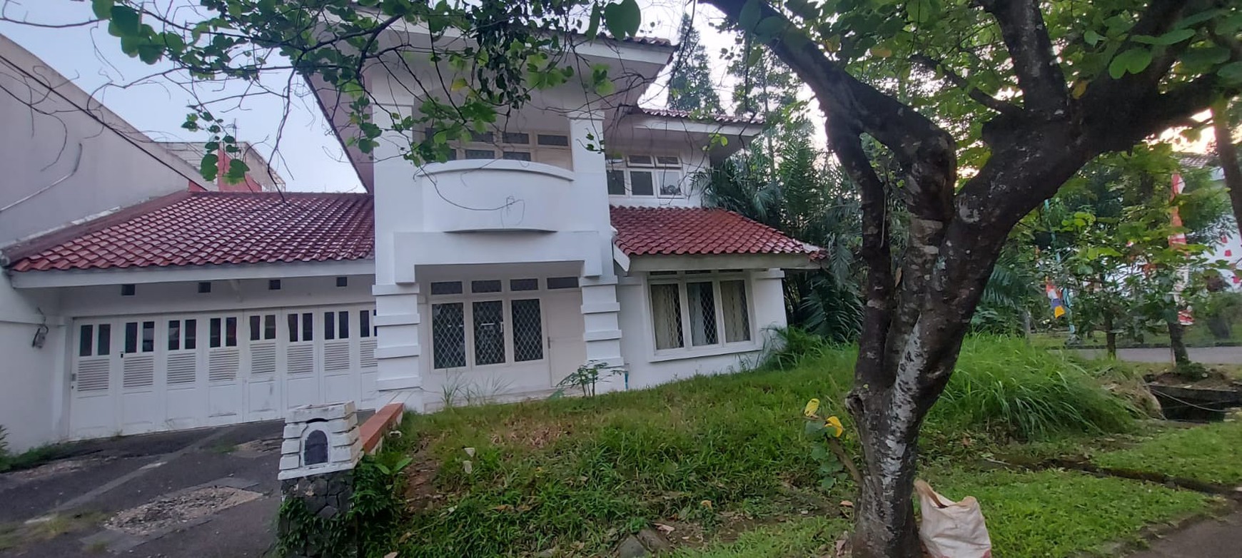 Ruamh Sewa di Bintaro 2 Lantai dengan 4+1 KT dan 2+1 KM ada Taman Depan, Belkang, Samping