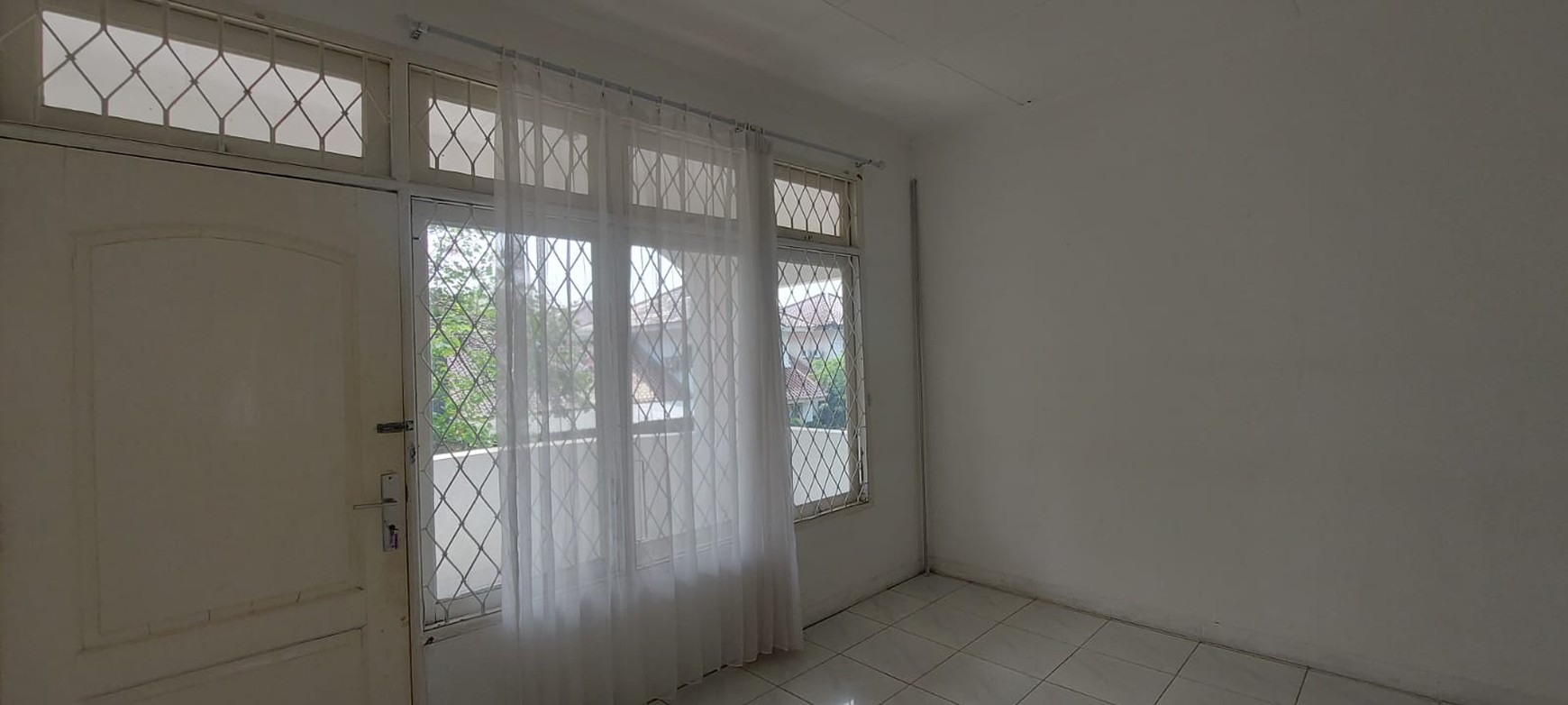 Ruamh Sewa di Bintaro 2 Lantai dengan 4+1 KT dan 2+1 KM ada Taman Depan, Belkang, Samping