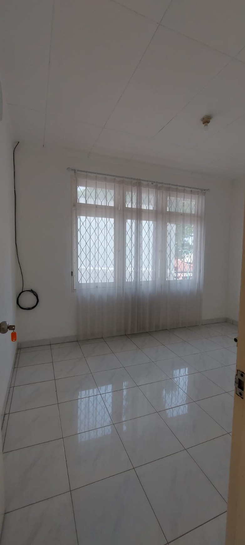 Ruamh Sewa di Bintaro 2 Lantai dengan 4+1 KT dan 2+1 KM ada Taman Depan, Belkang, Samping