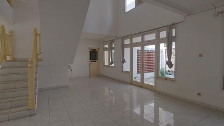 Ruamh Sewa di Bintaro 2 Lantai dengan 4+1 KT dan 2+1 KM ada Taman Depan, Belkang, Samping