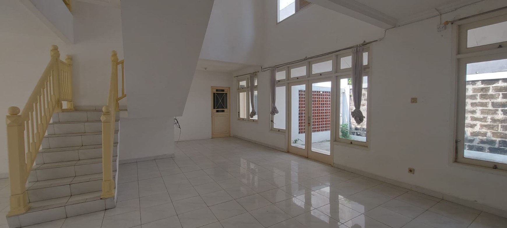 Ruamh Sewa di Bintaro 2 Lantai dengan 4+1 KT dan 2+1 KM ada Taman Depan, Belkang, Samping