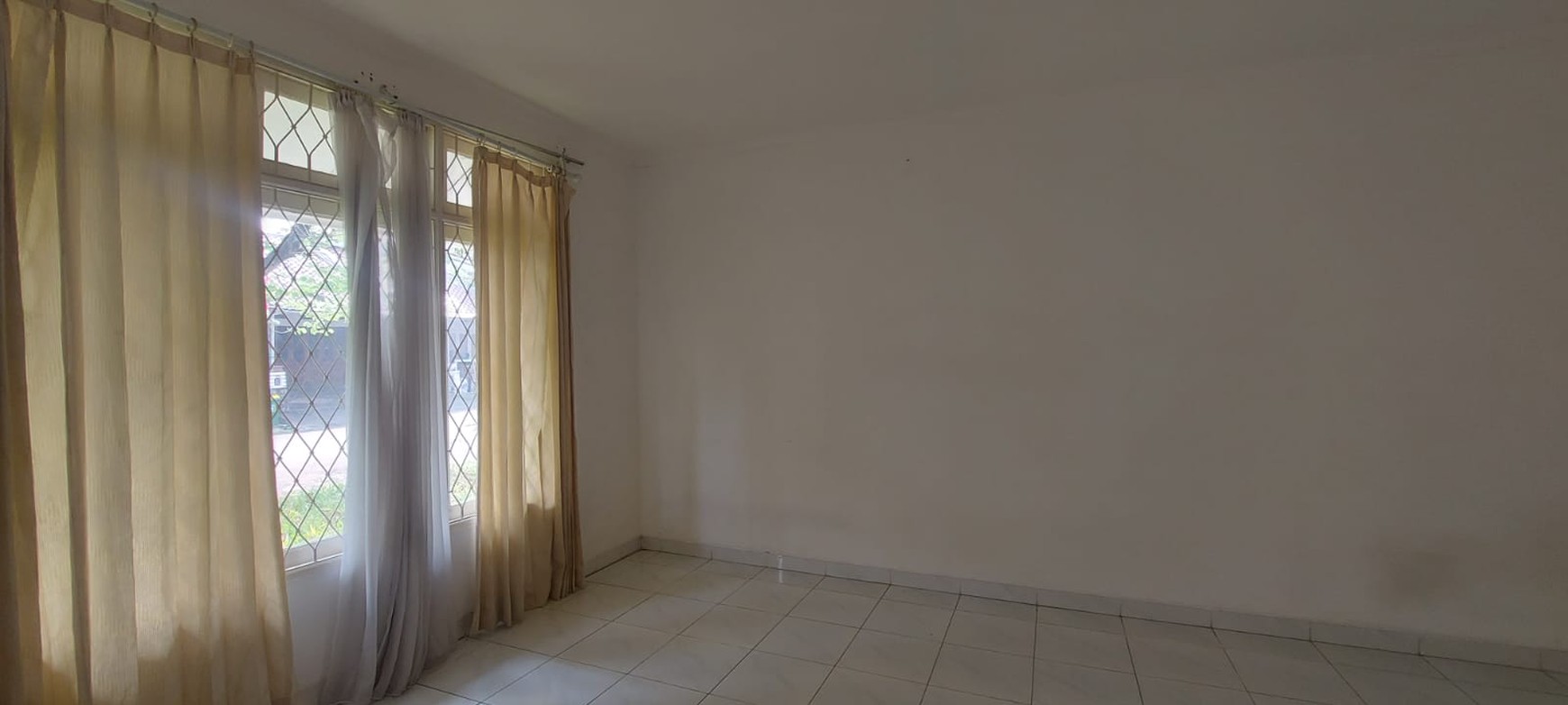 Ruamh Sewa di Bintaro 2 Lantai dengan 4+1 KT dan 2+1 KM ada Taman Depan, Belkang, Samping