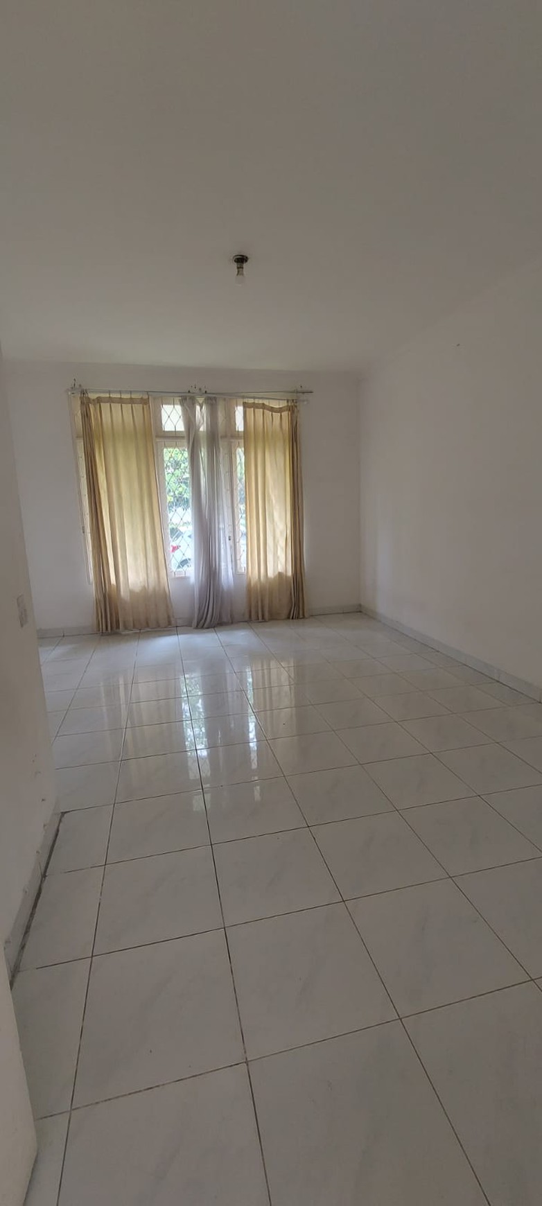 Ruamh Sewa di Bintaro 2 Lantai dengan 4+1 KT dan 2+1 KM ada Taman Depan, Belkang, Samping