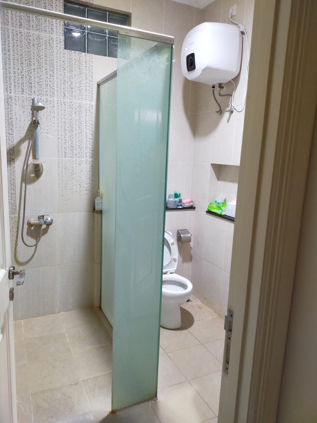 MURAH LUAS Dijual Rumah Wisata Bukit Mas 2 Palais De Luxemburg SEMI Furnished Modern 5 Kamar Tidur Dekat Citraland, Pakuwon Mall, Royal Residence