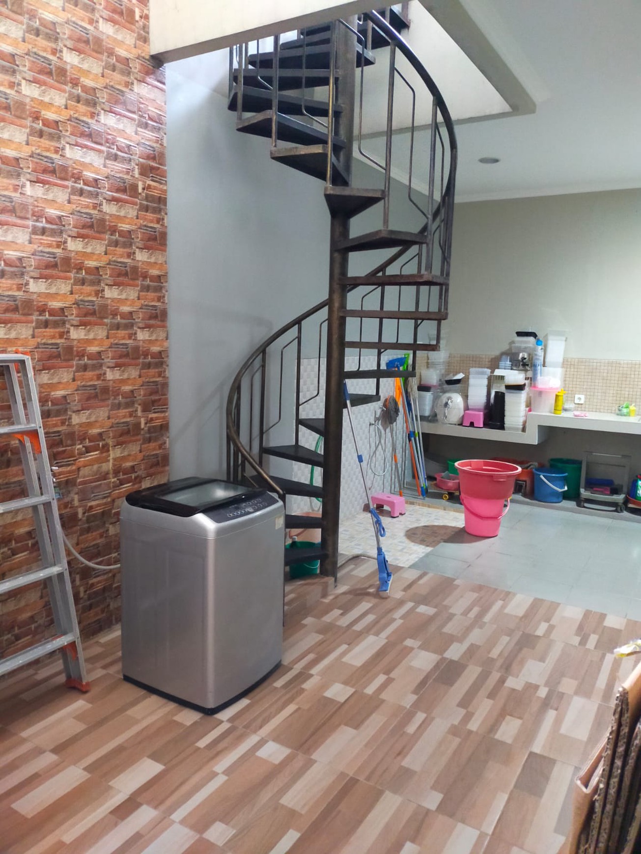 MURAH LUAS Dijual Rumah Wisata Bukit Mas 2 Palais De Luxemburg SEMI Furnished Modern 5 Kamar Tidur Dekat Citraland, Pakuwon Mall, Royal Residence