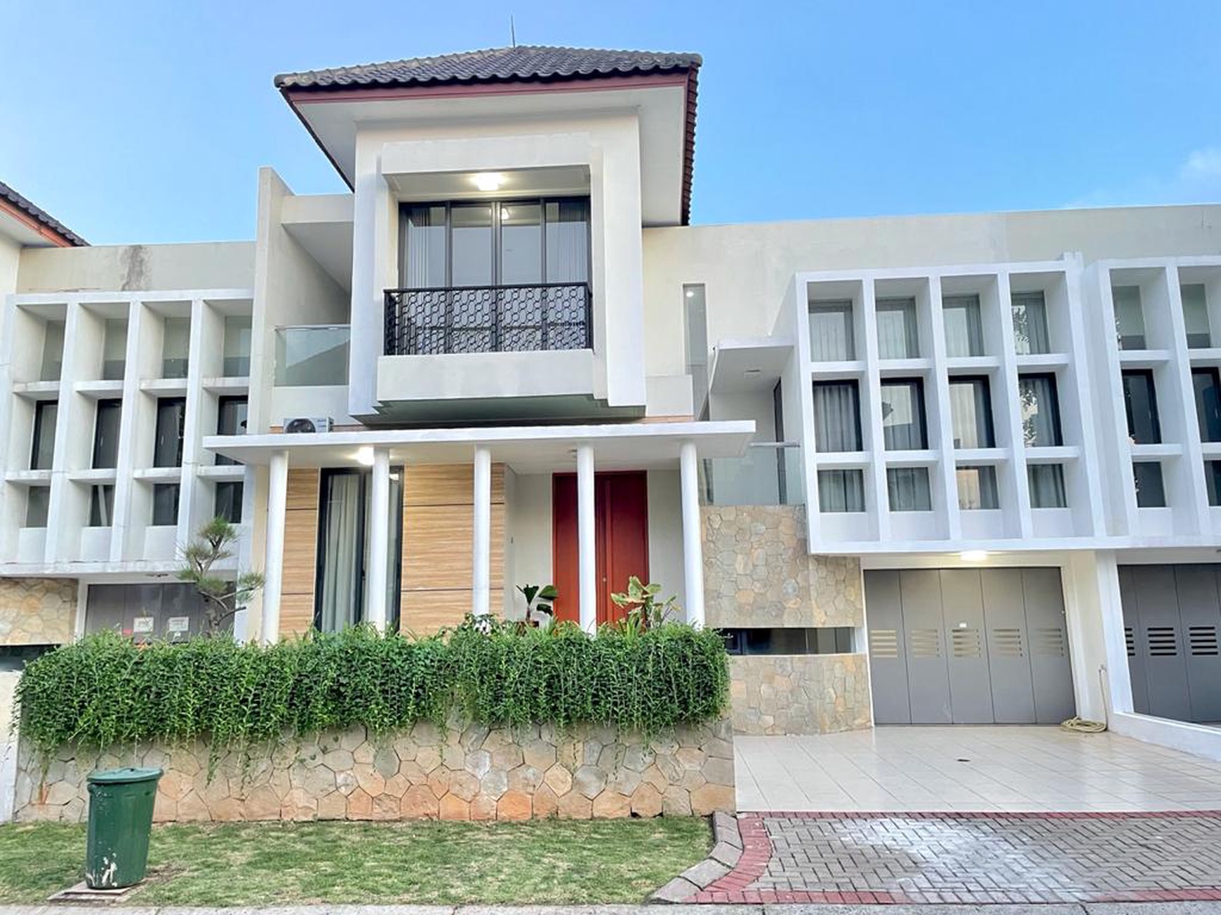 Rumah Mewah Asri dan Nyaman di Kebayoran Bintaro / Luxury and Comfort House in Kebayoran Bintaro FOR SALE / FOR RENT