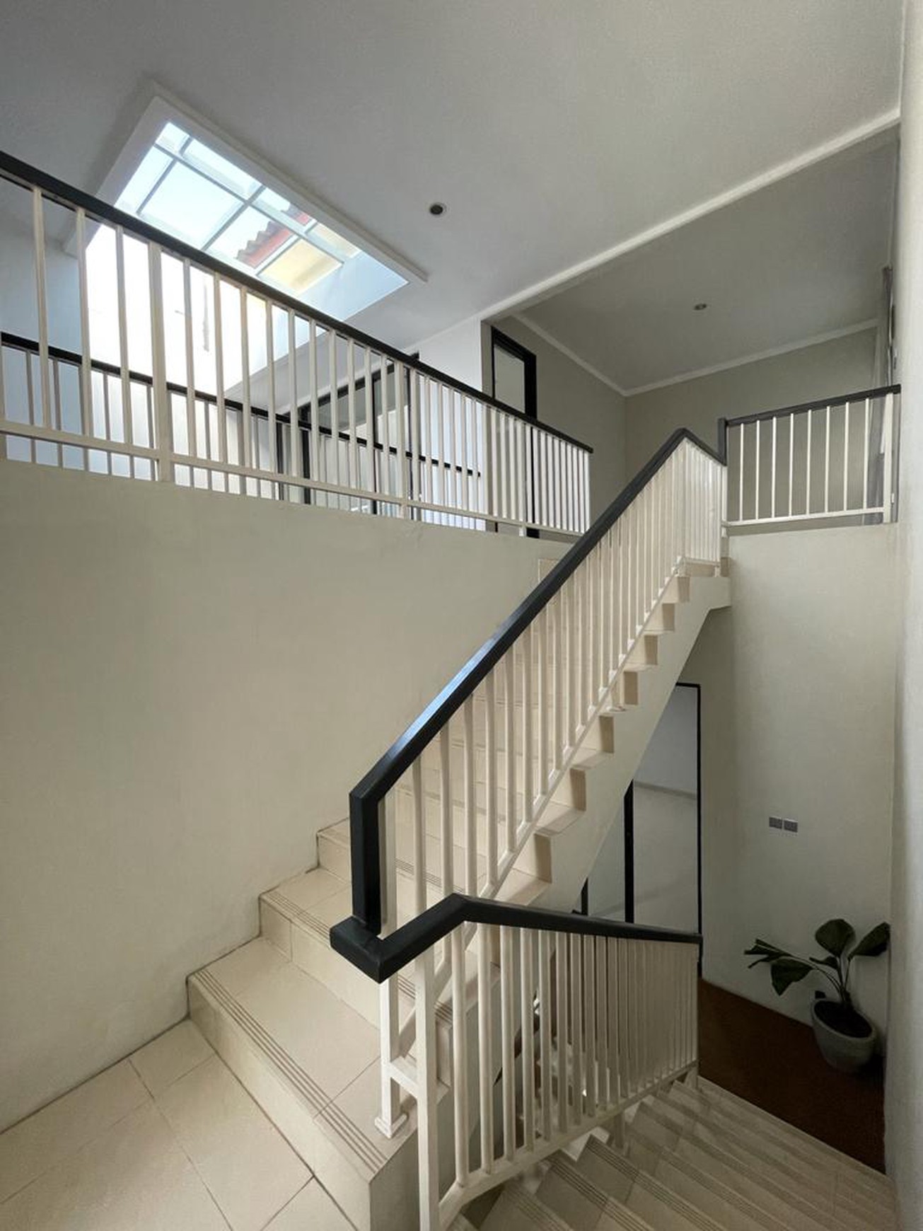 Rumah Mewah Asri dan Nyaman di Kebayoran Bintaro / Luxury and Comfort House in Kebayoran Bintaro FOR SALE / FOR RENT
