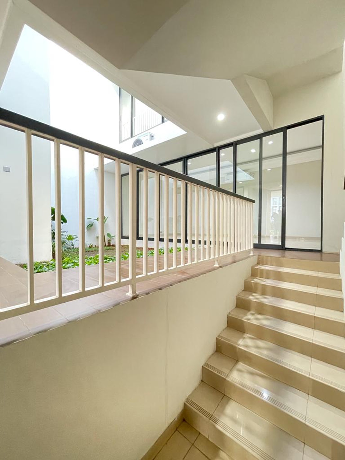 Rumah Mewah Asri dan Nyaman di Kebayoran Bintaro / Luxury and Comfort House in Kebayoran Bintaro FOR SALE / FOR RENT
