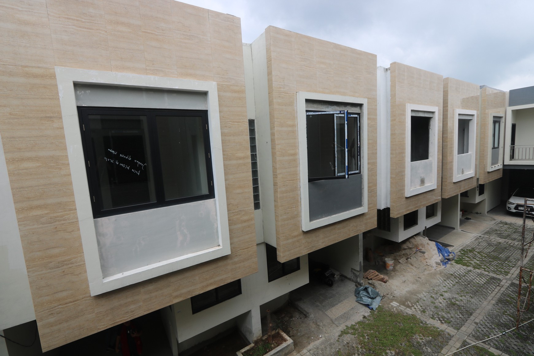 DIJUAL RUMAH BARU TOWNHOUSE 2 LANTAI, SIAP HUNI, KALIDERES, HARGA PROMO Rp 899 JUTA / A Brand New Townhouse in Kalideres FOR SALE (R6)