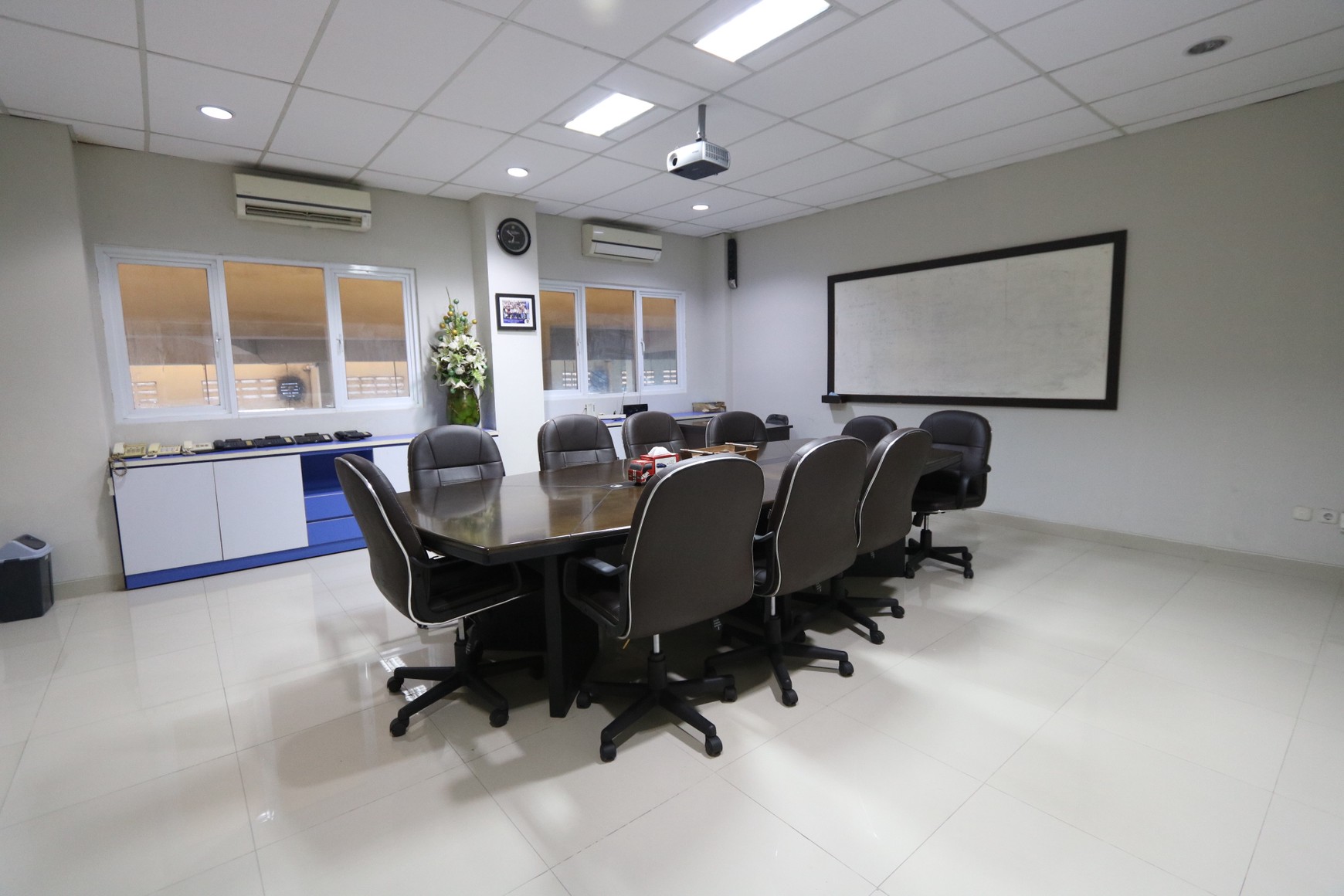 Gedung Bekas Showroom di Pancoran Mas, Depok, Jawa Barat Cocok untuk Dealer, Showroom, Bengkel, Kantor