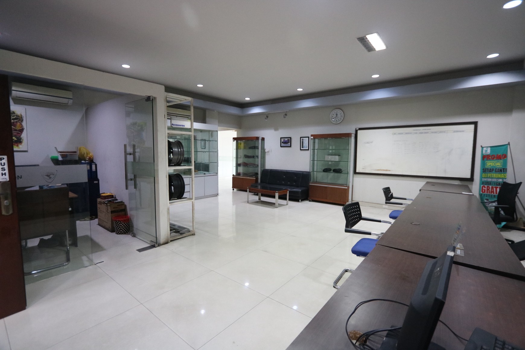 Gedung Bekas Showroom di Pancoran Mas, Depok, Jawa Barat Cocok untuk Dealer, Showroom, Bengkel, Kantor
