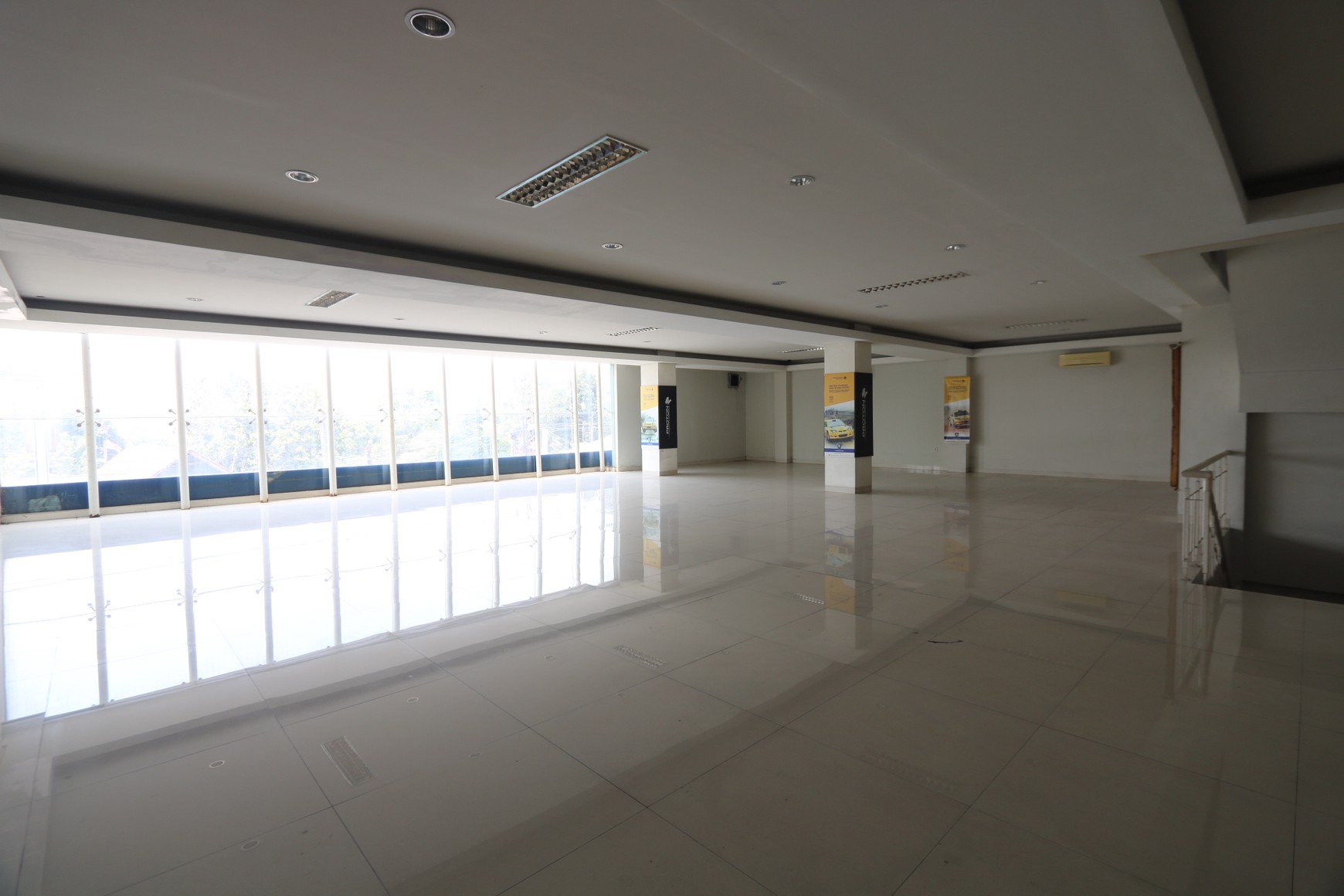 Gedung Bekas Showroom di Pancoran Mas, Depok, Jawa Barat Cocok untuk Dealer, Showroom, Bengkel, Kantor