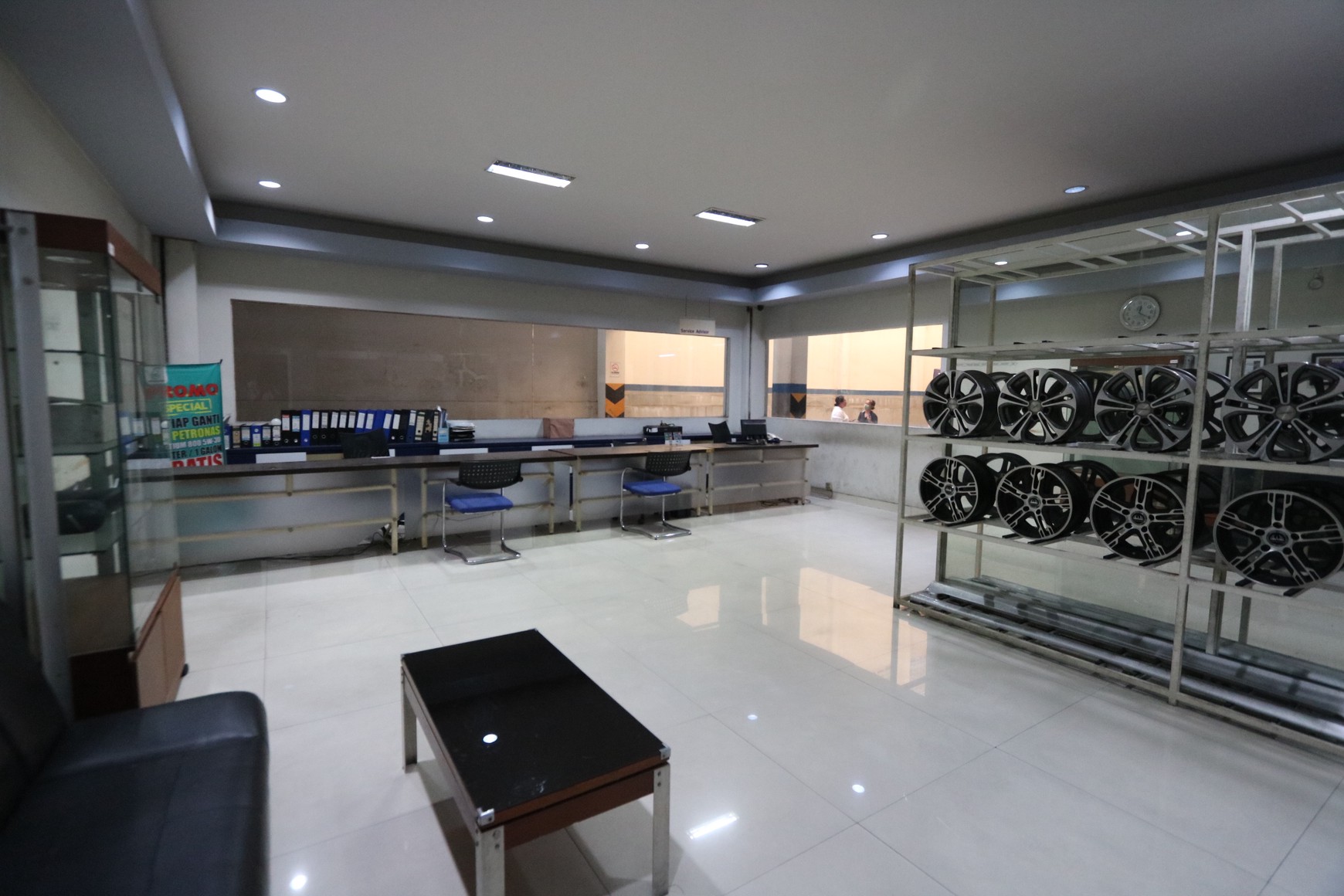 Gedung Bekas Showroom di Pancoran Mas, Depok, Jawa Barat Cocok untuk Dealer, Showroom, Bengkel, Kantor