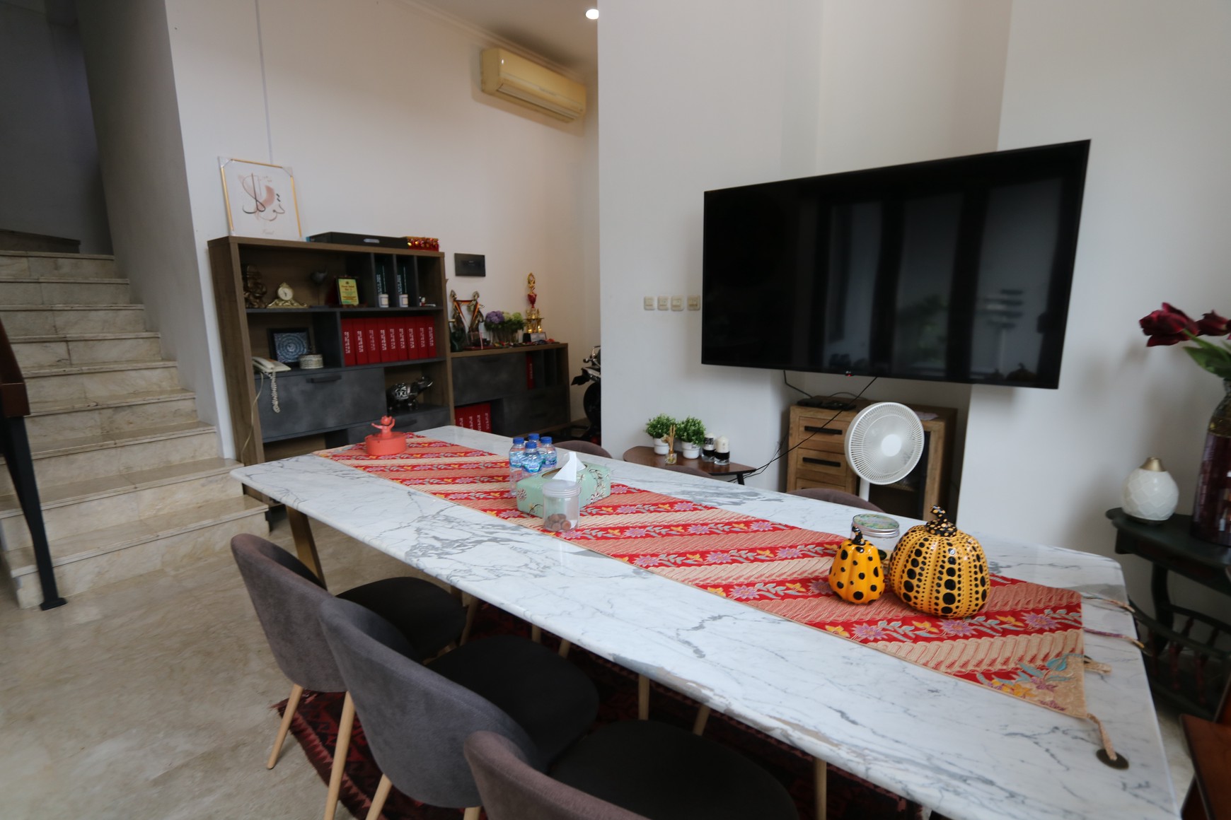 RUMAH MODERN MINIMALIS DENGAN KOLAM RENANG DI JATI PADANG PASAR MINGGU, DEKAT CILANDAK, TB SIMATUPANG / For Sale : A Modern & Minimalist Home with Pool