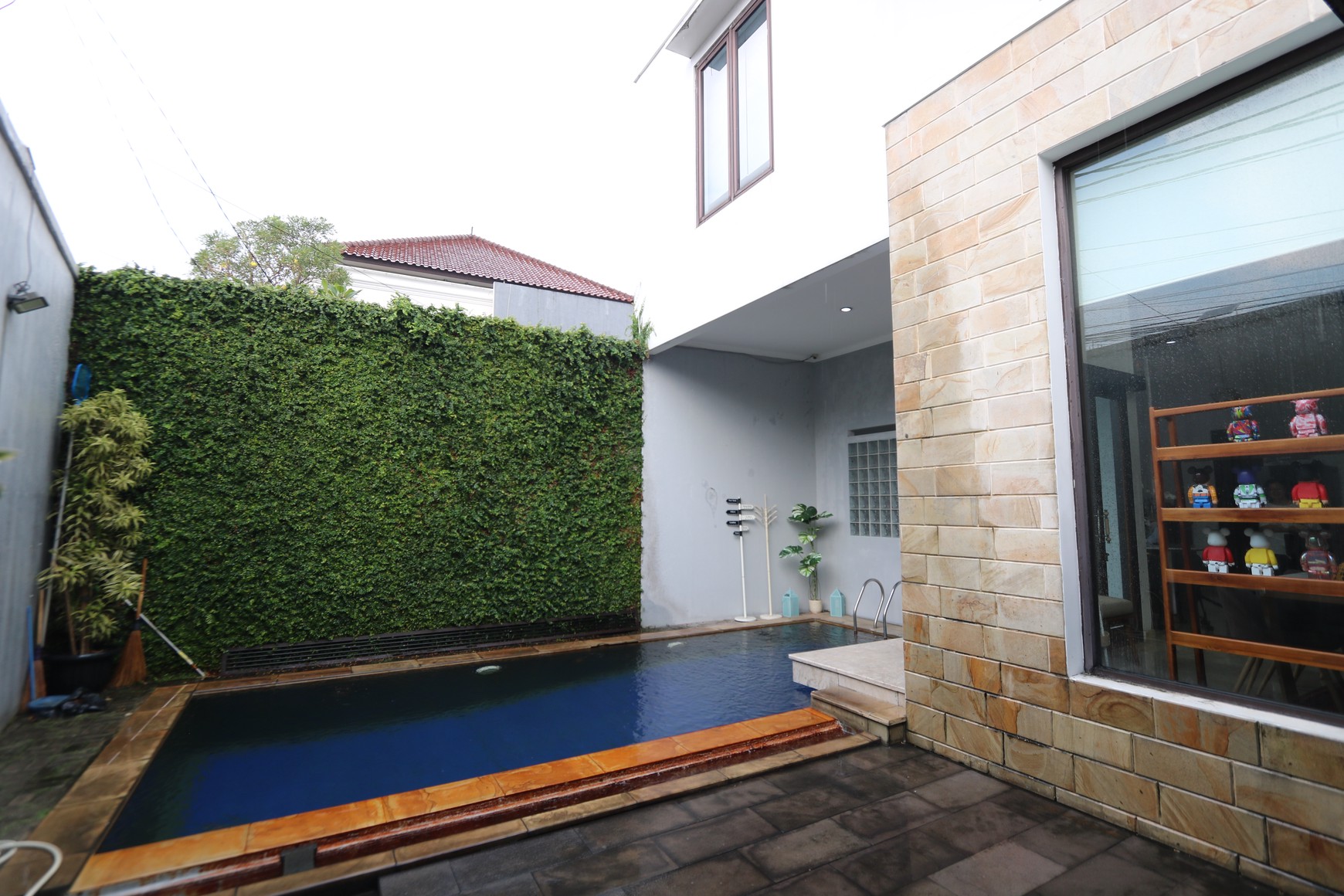 RUMAH MODERN MINIMALIS DENGAN KOLAM RENANG DI JATI PADANG PASAR MINGGU, DEKAT CILANDAK, TB SIMATUPANG / For Sale : A Modern & Minimalist Home with Pool
