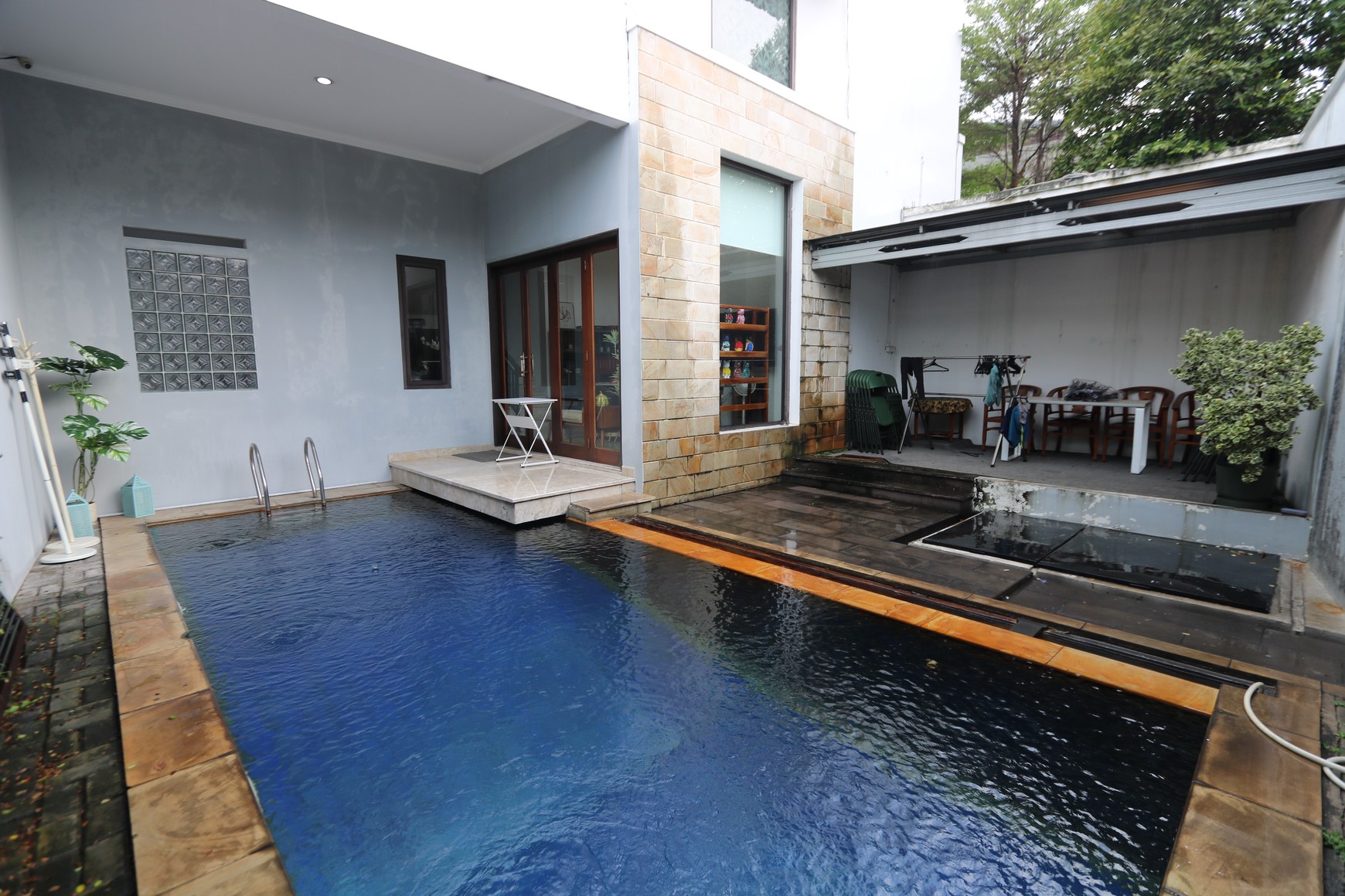 RUMAH MODERN MINIMALIS DENGAN KOLAM RENANG DI JATI PADANG PASAR MINGGU, DEKAT CILANDAK, TB SIMATUPANG / For Sale : A Modern & Minimalist Home with Pool