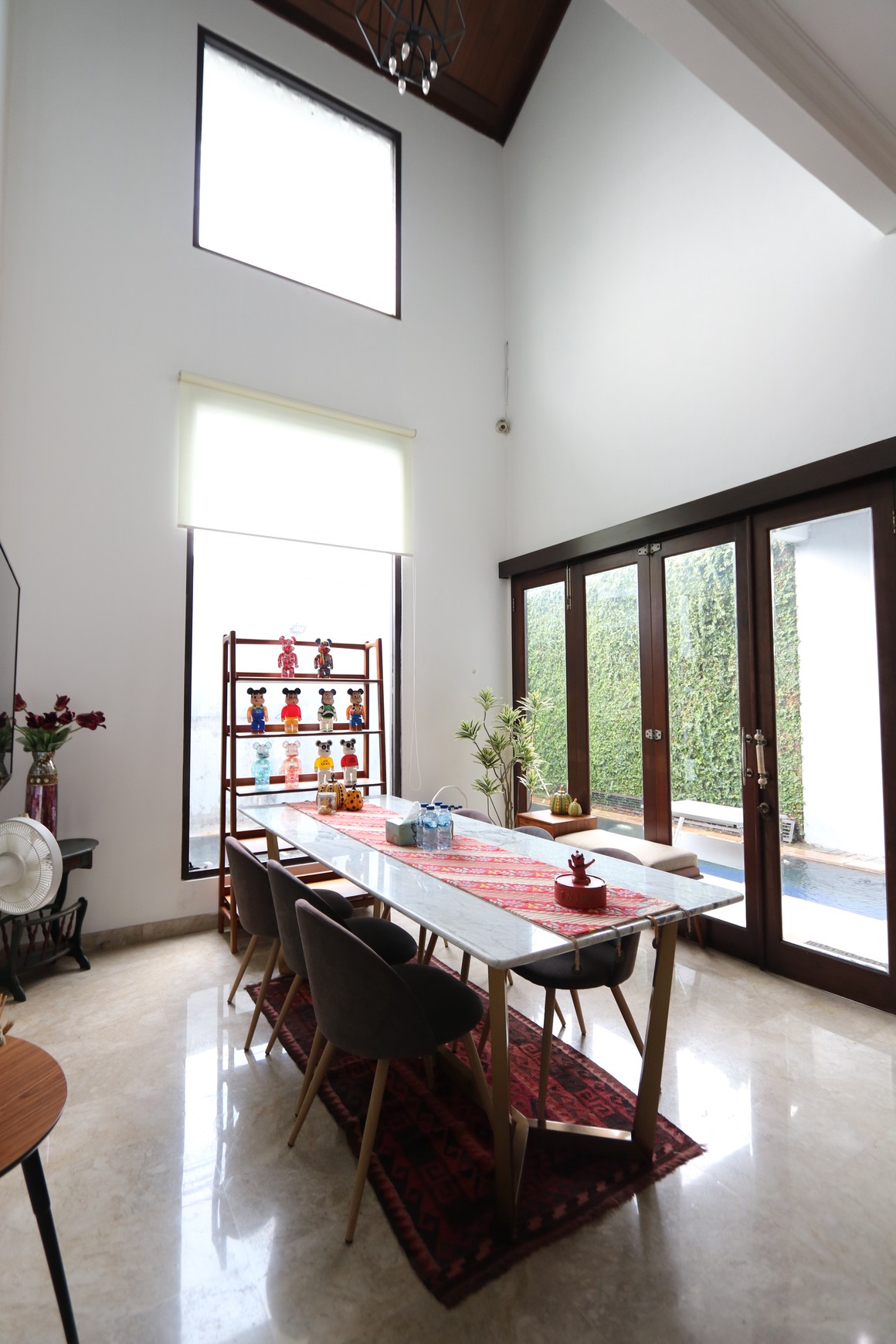 RUMAH MODERN MINIMALIS DENGAN KOLAM RENANG DI JATI PADANG PASAR MINGGU, DEKAT CILANDAK, TB SIMATUPANG / For Sale : A Modern & Minimalist Home with Pool