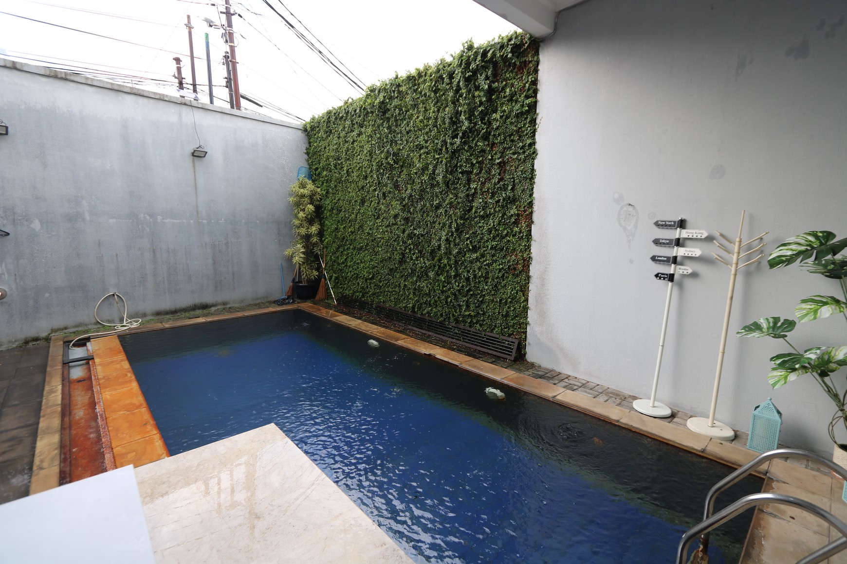 RUMAH MODERN MINIMALIS DENGAN KOLAM RENANG DI JATI PADANG PASAR MINGGU, DEKAT CILANDAK, TB SIMATUPANG / For Sale : A Modern & Minimalist Home with Pool