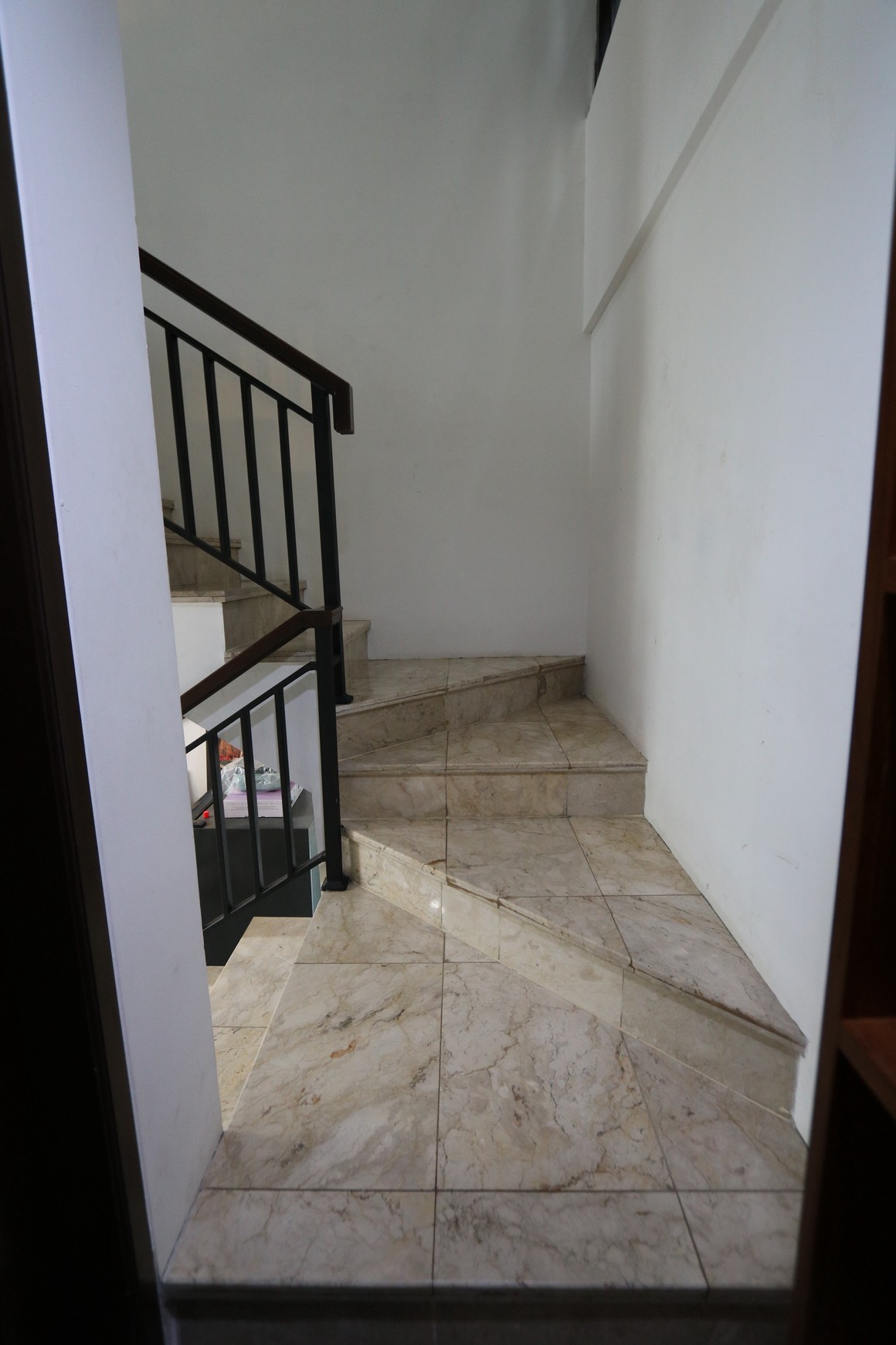 RUMAH MODERN MINIMALIS DENGAN KOLAM RENANG DI JATI PADANG PASAR MINGGU, DEKAT CILANDAK, TB SIMATUPANG / For Sale : A Modern & Minimalist Home with Pool