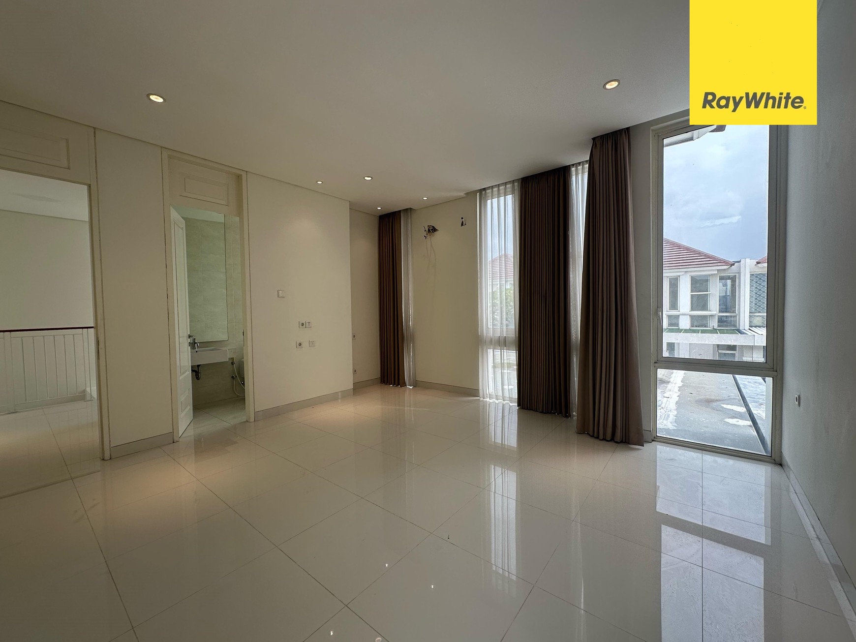 Rumah Disewakan Di Grand Pakuwon Surabaya