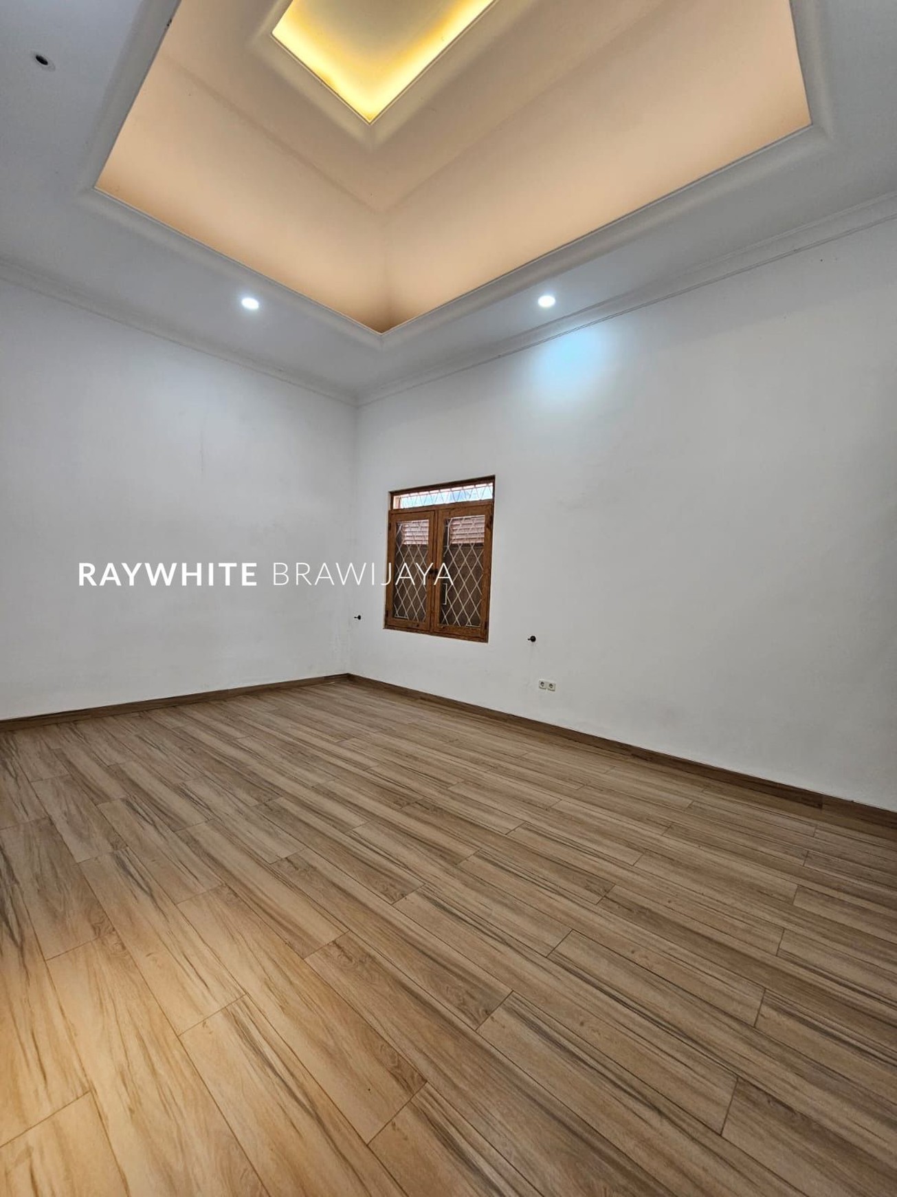 Rumah Siap Huni Bangunan 1,5 Lantai Area Wijaya Kebayoan Baru