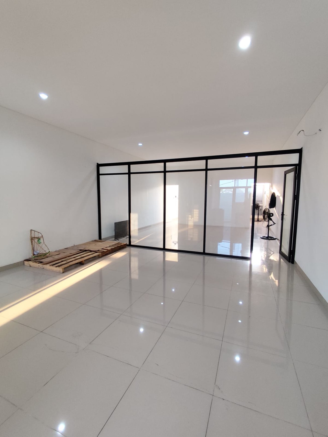 Disewakan Ruko semi Furnish Strategis Lokasi Jalan Kabupaten Sendangadi, Mlati, Sleman