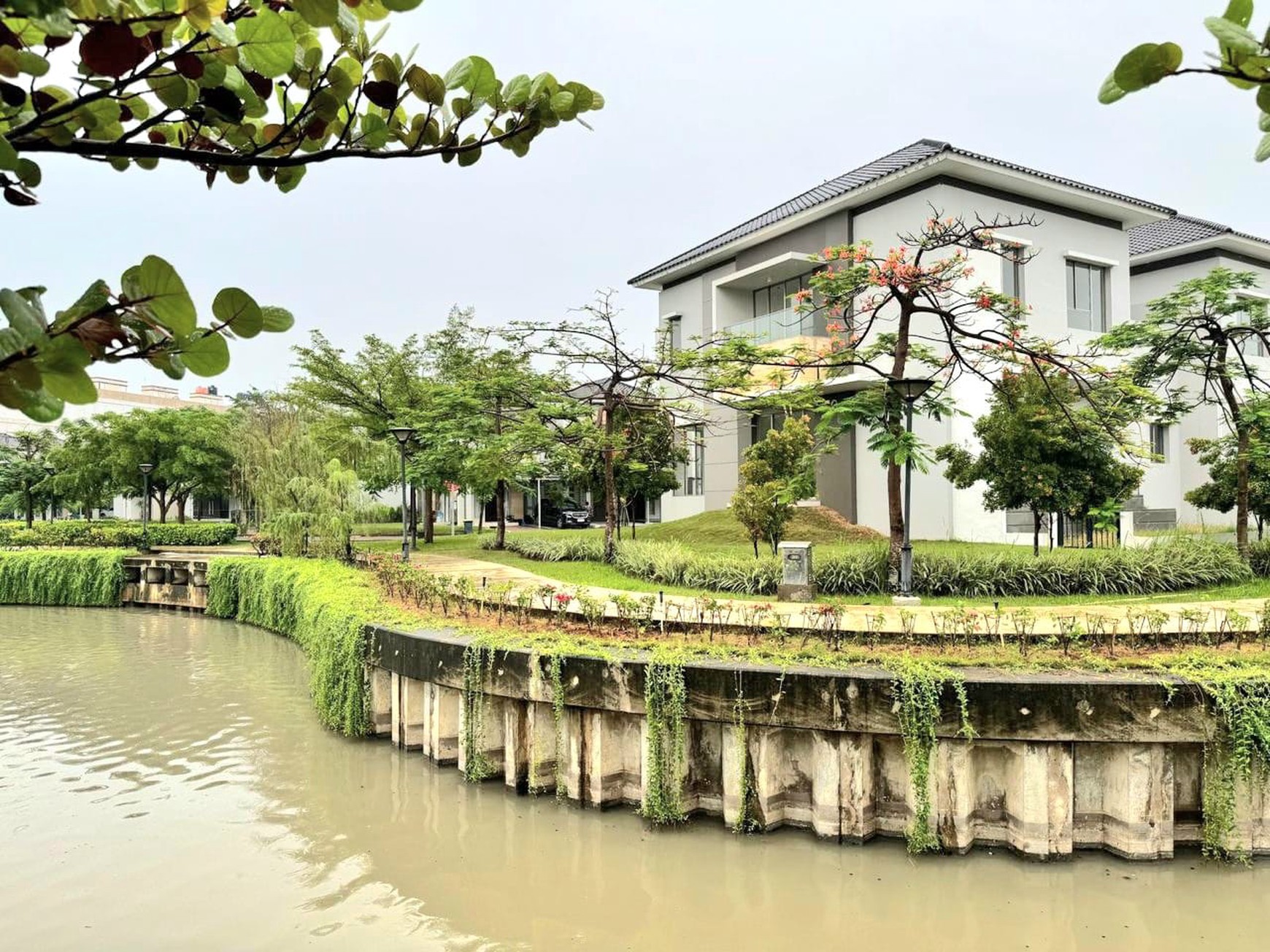 Rumah Mewah Hoek View Danau di Cluster Piano Golf Island Pantai Indah Kapuk PIK2 Jakarta Utara