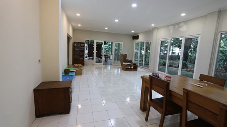 Rumah dengan Tanah Luas Lokasi di Cipete Selatan, Cilandak