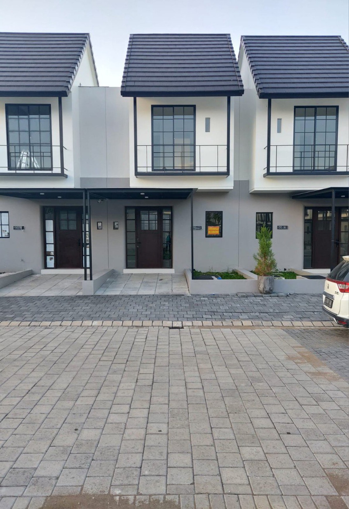 Sewa Rumah 2 Lantai Murah Berlokasi Strategis di Graha Natura Surabaya Dekat dengan PTC