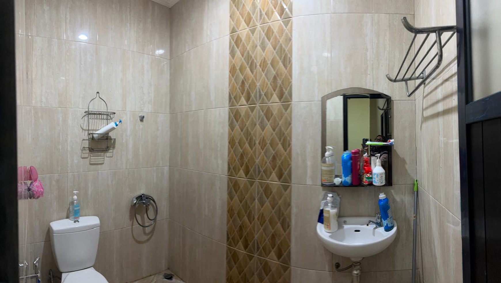 Dijual rumah siap huni di Jalan Raya Sawangan Premiere Residence Rangkapan Jaya, Kecamatan Pancoran Mas, Depok.