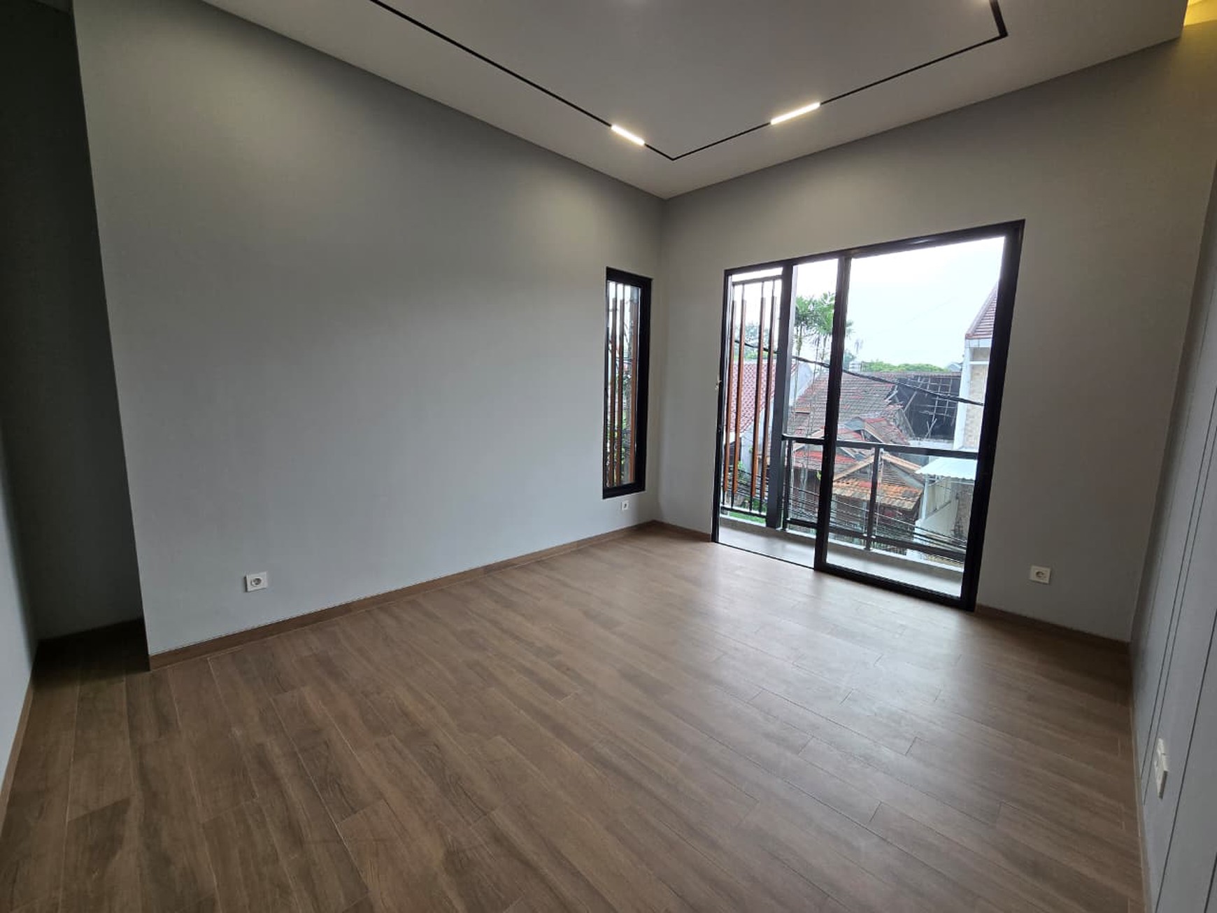 Rumah baru Hoek di BSD Griya Loka Depan Taman
