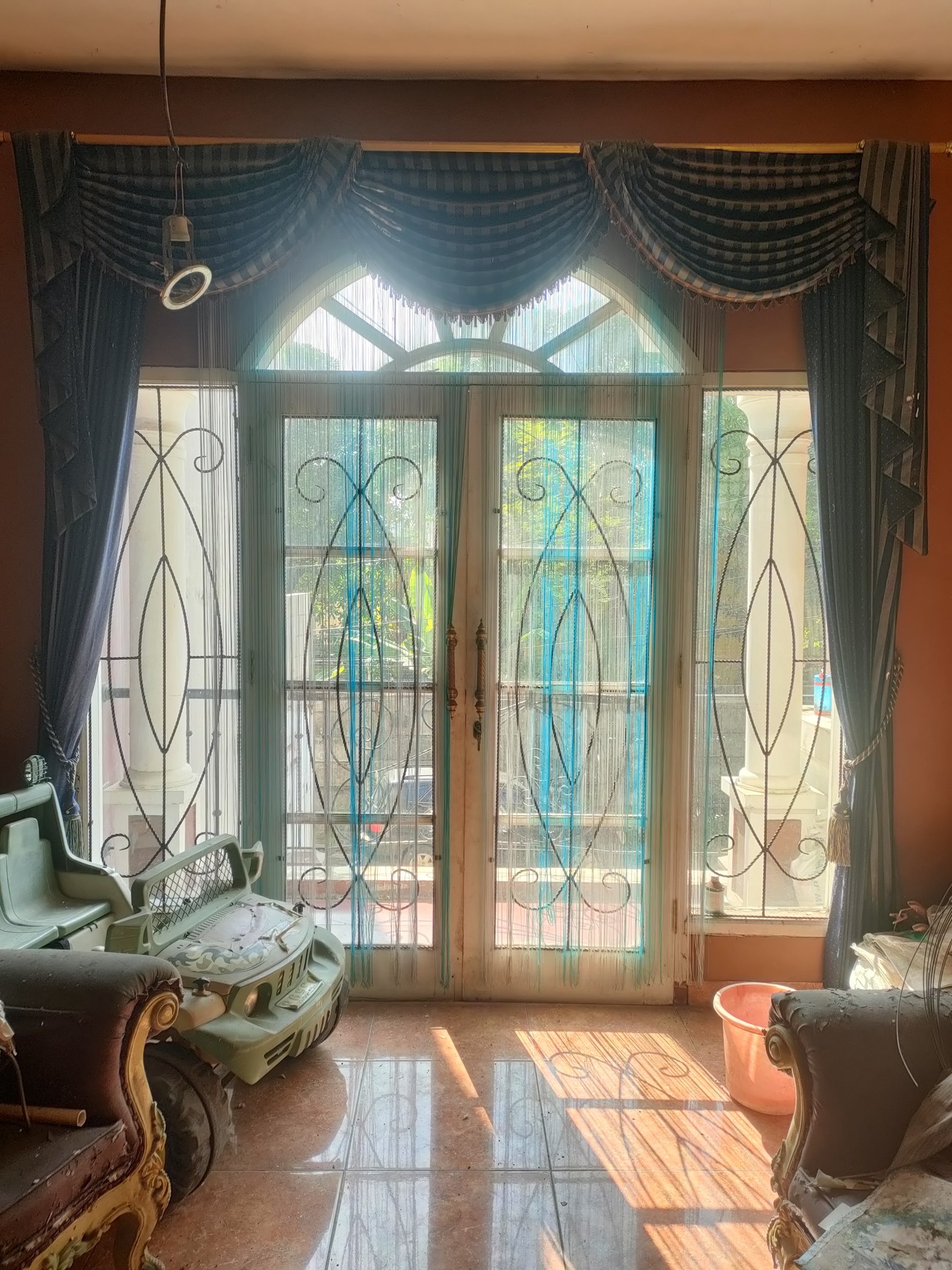 DI Jual Rumah Megah Komplek Arteri Kebon Jeruk