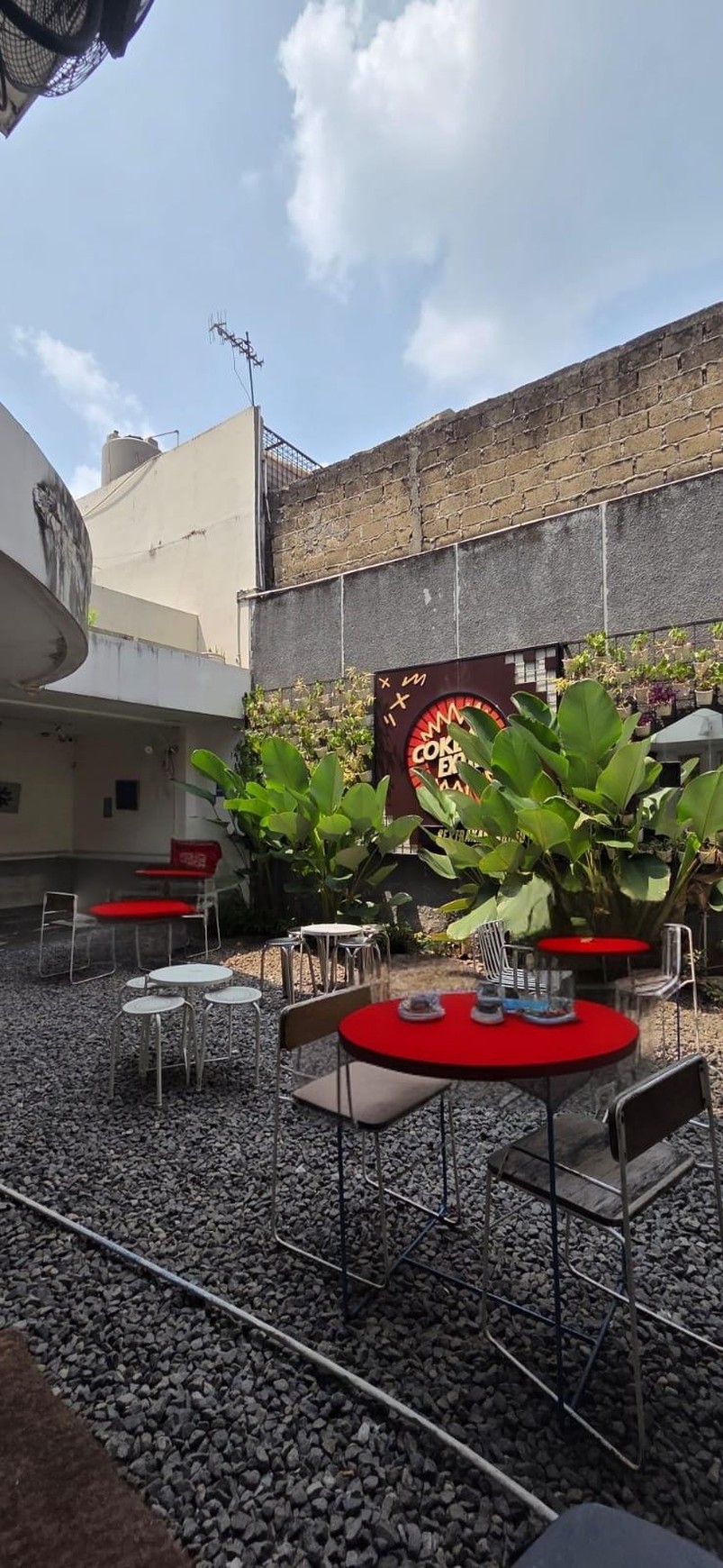 Rumah Usaha siap huni Lokasi Strategis di Bintaro