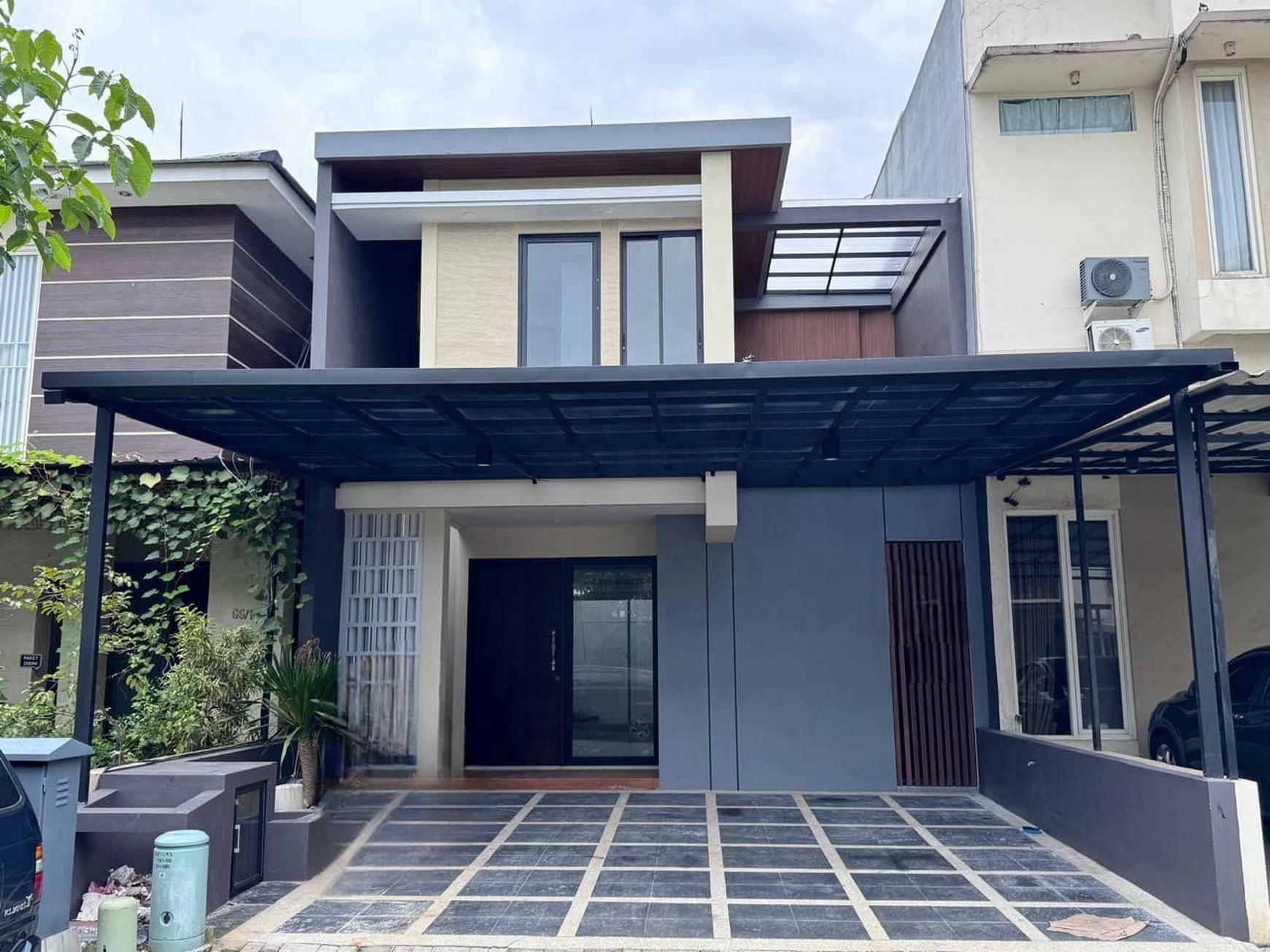 Dijual Rumah Baru Dian Istana Mocca Verbana Bonus Semi Furnished New Modern Dekat Graha Family, Pakuwon Mall