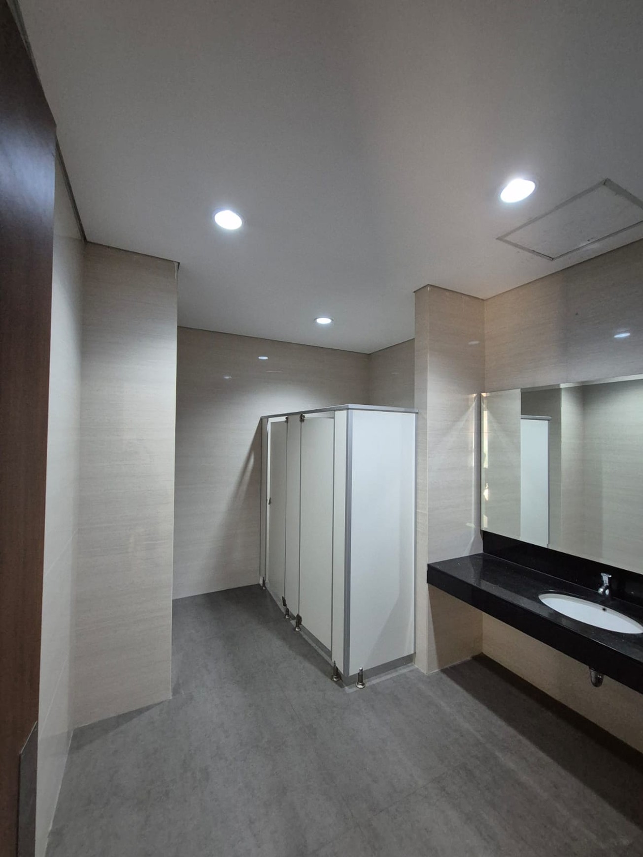 Dijual gedung terawat 4 lantai di daerah perkantoran jalan raya kebayoran lama jakarta selatan