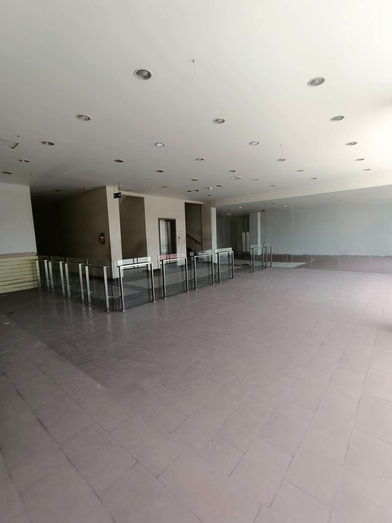 Disewakan Mini Building 4 Lantai Multifungsi di Area Strategis Diantara Jakarta Pusat & Barat