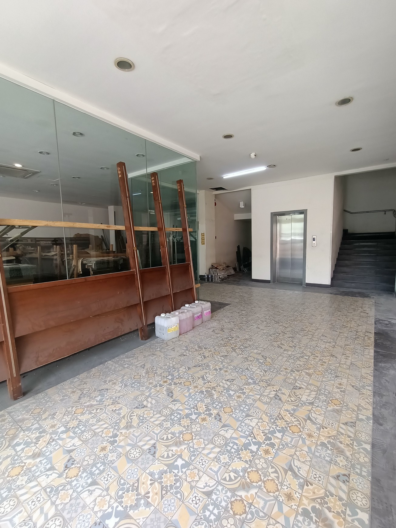 Disewakan Mini Building 4 Lantai Multifungsi di Area Strategis Diantara Jakarta Pusat & Barat